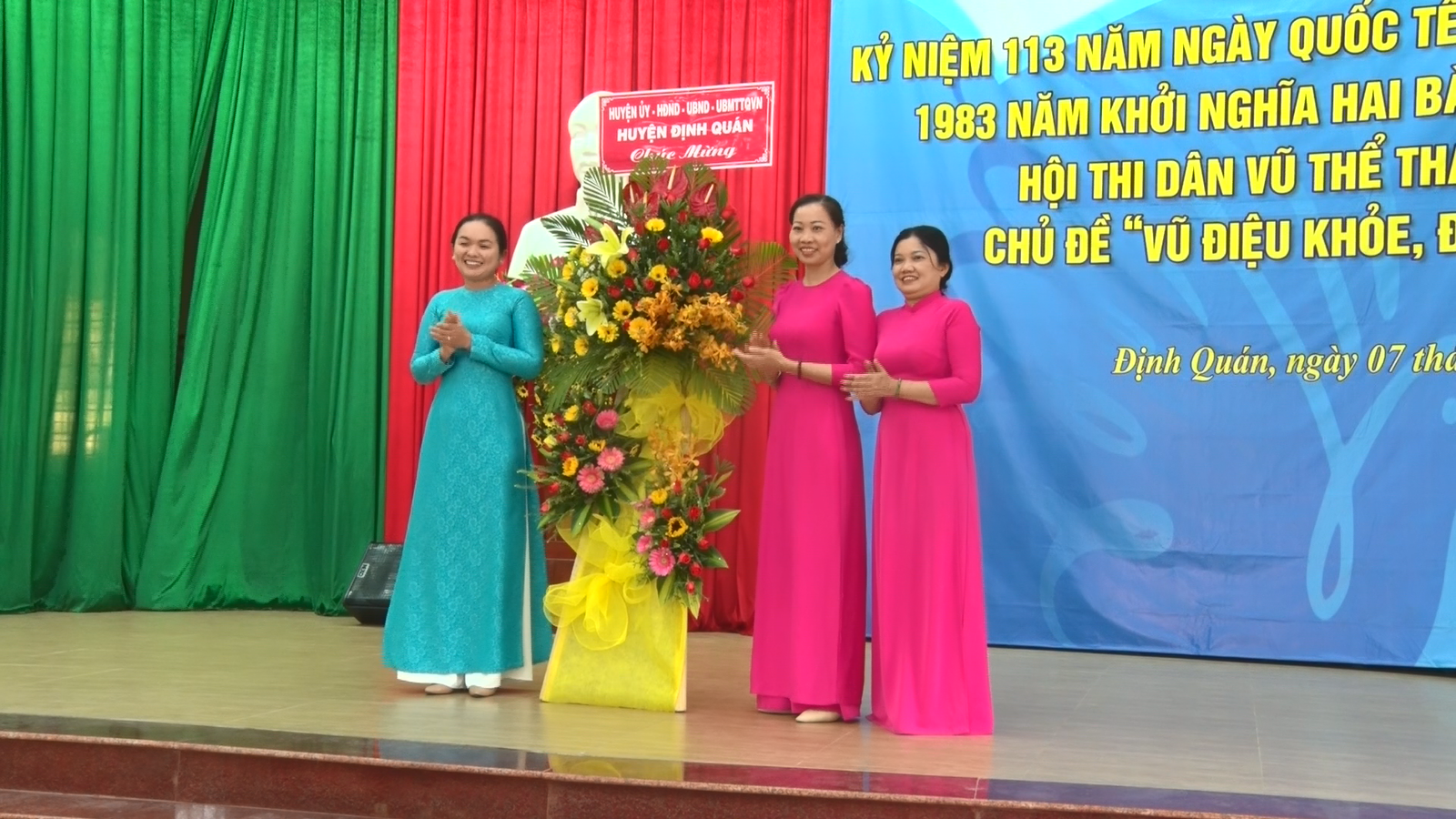 HU-HĐND-UBND-UBMTTQVN huyện tặng hoa chúc mừng tại buổi họp mặt.png