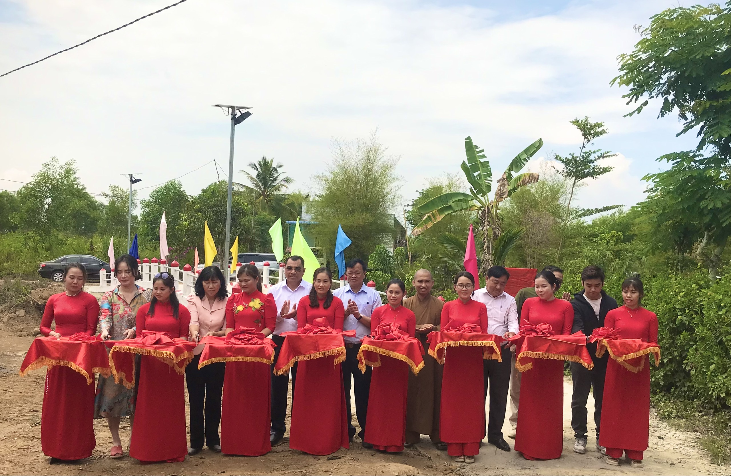 Hình 1 - Ông Cao Tiến Dũng - UVTV, Trưởng ban Tuyên giáo và Dân vận tỉnh ủy, ông Nguyễn Cao Cường - Bí thư HU Định Quán cùng đơn vị đồng hành cắt băng khánh thành cầu dân sinh.jpg