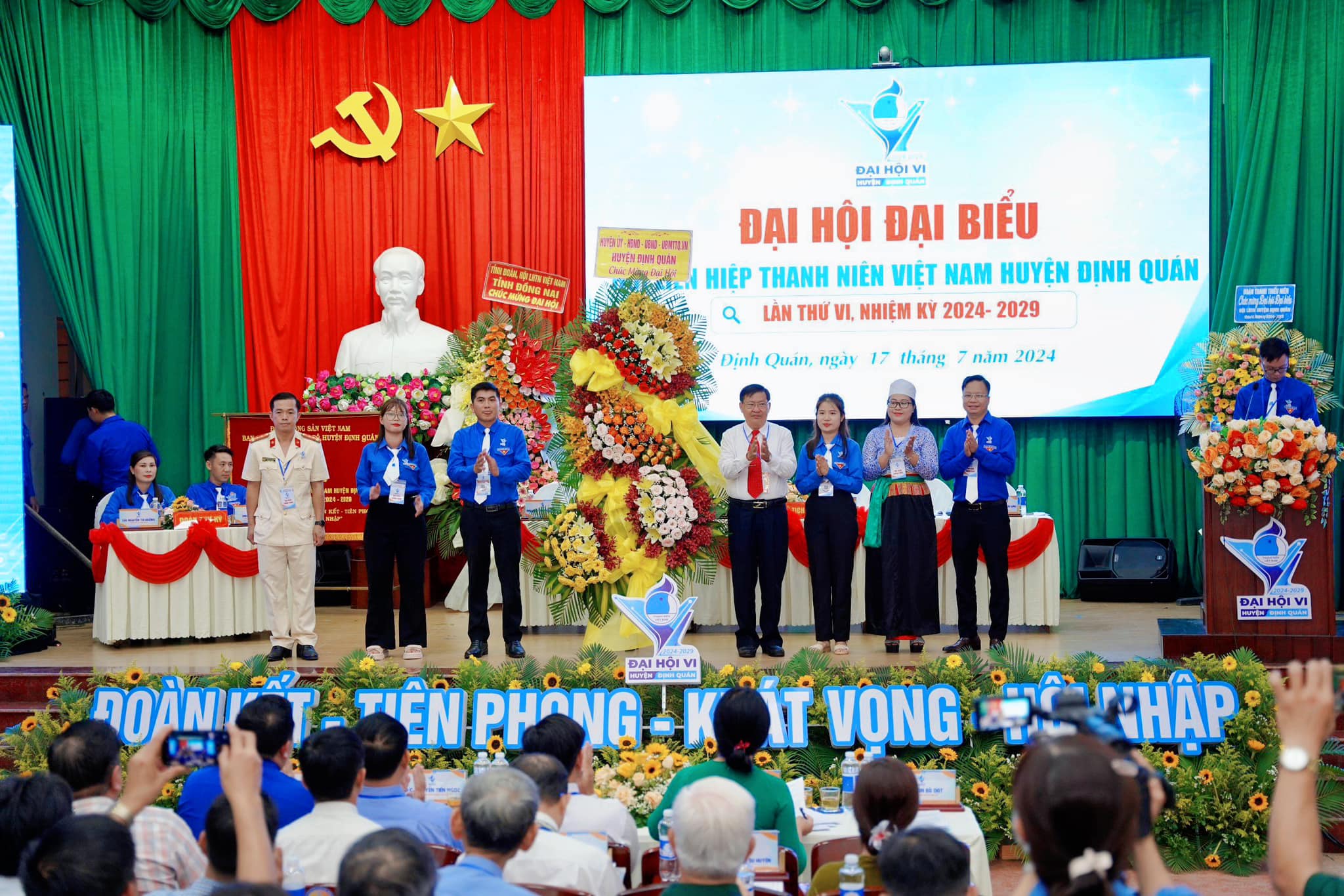 Hình 1 - Đc Trần Bá Đạt - Bí thư Huyện Ủy Định Quán tặng hoa chúc mừng Đại hội.jpg