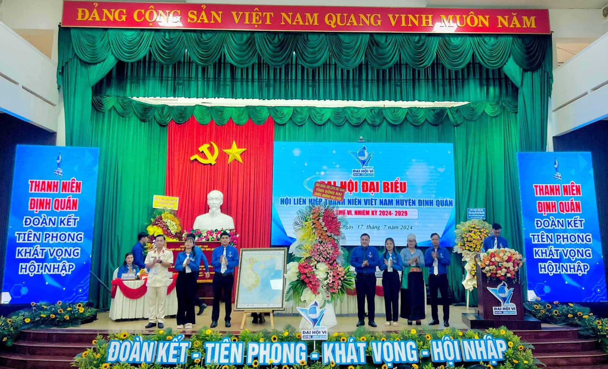 Hình 2 - Đc Nguyễn Hiếu Trung - Chủ tịch Hội LHTN Việt Nam tỉnh Đồng Nai tặng hoa và bản đồ tại Đại hội.jpg