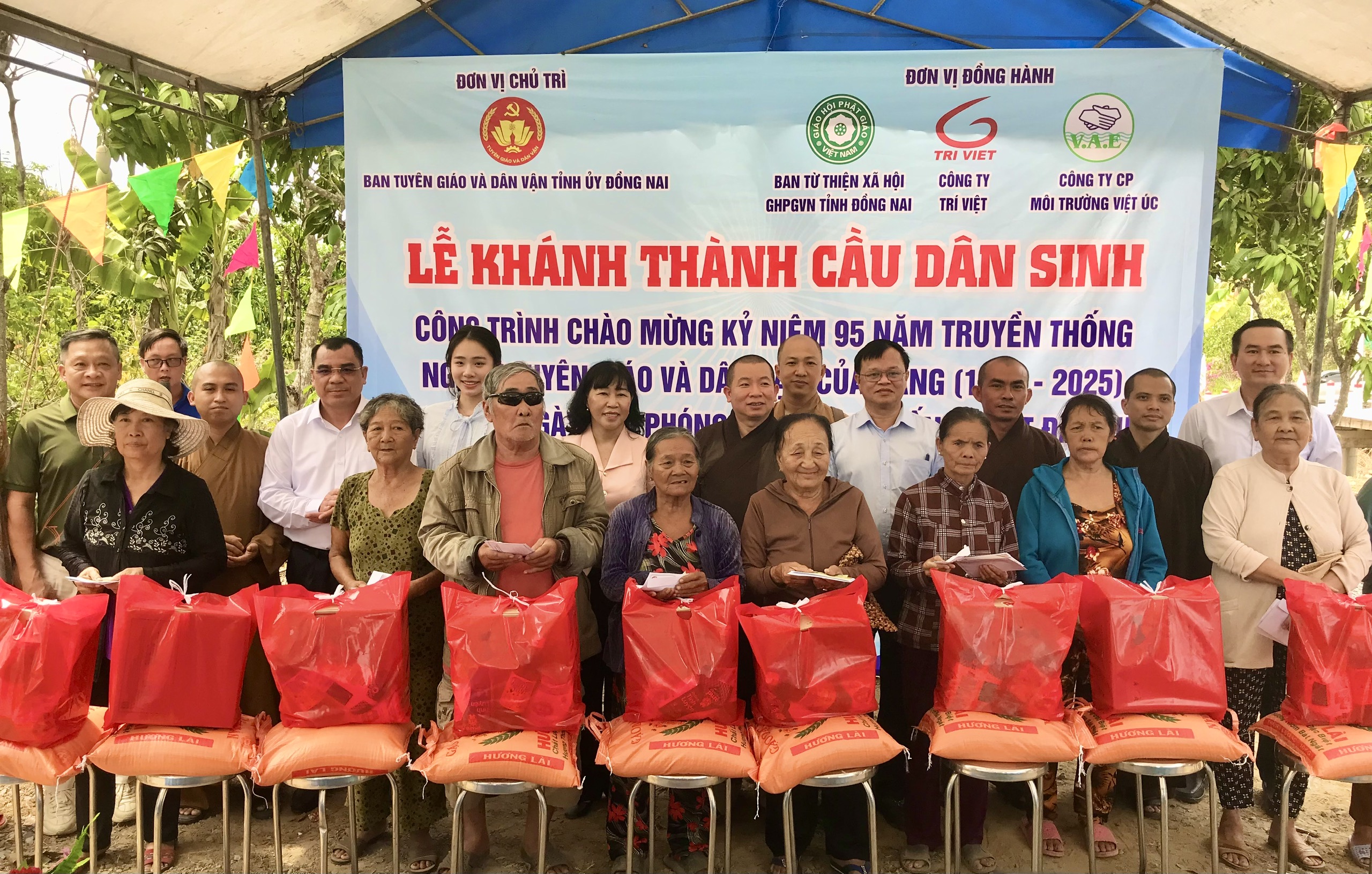 Hình 3 - Trao 100 phần quà cho người dân có hoàn cảnh khó khăn tại xã Thanh Sơn.jpg
