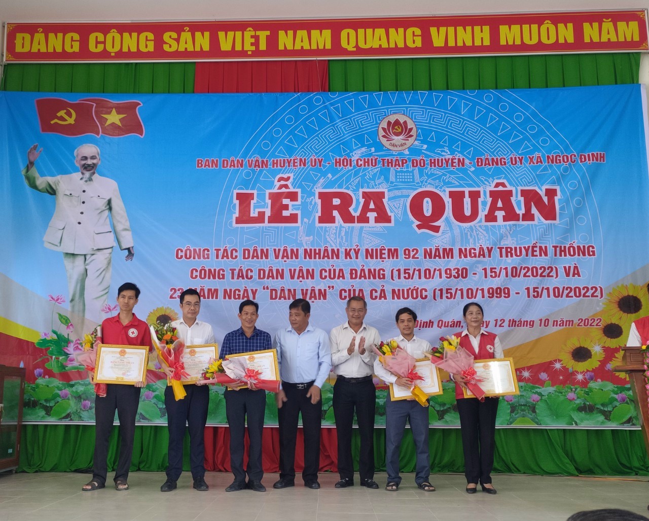 Lãnh đạo huyện Định Quán trao bảng vàng tri ân các đơn vị tài trợ.jpg