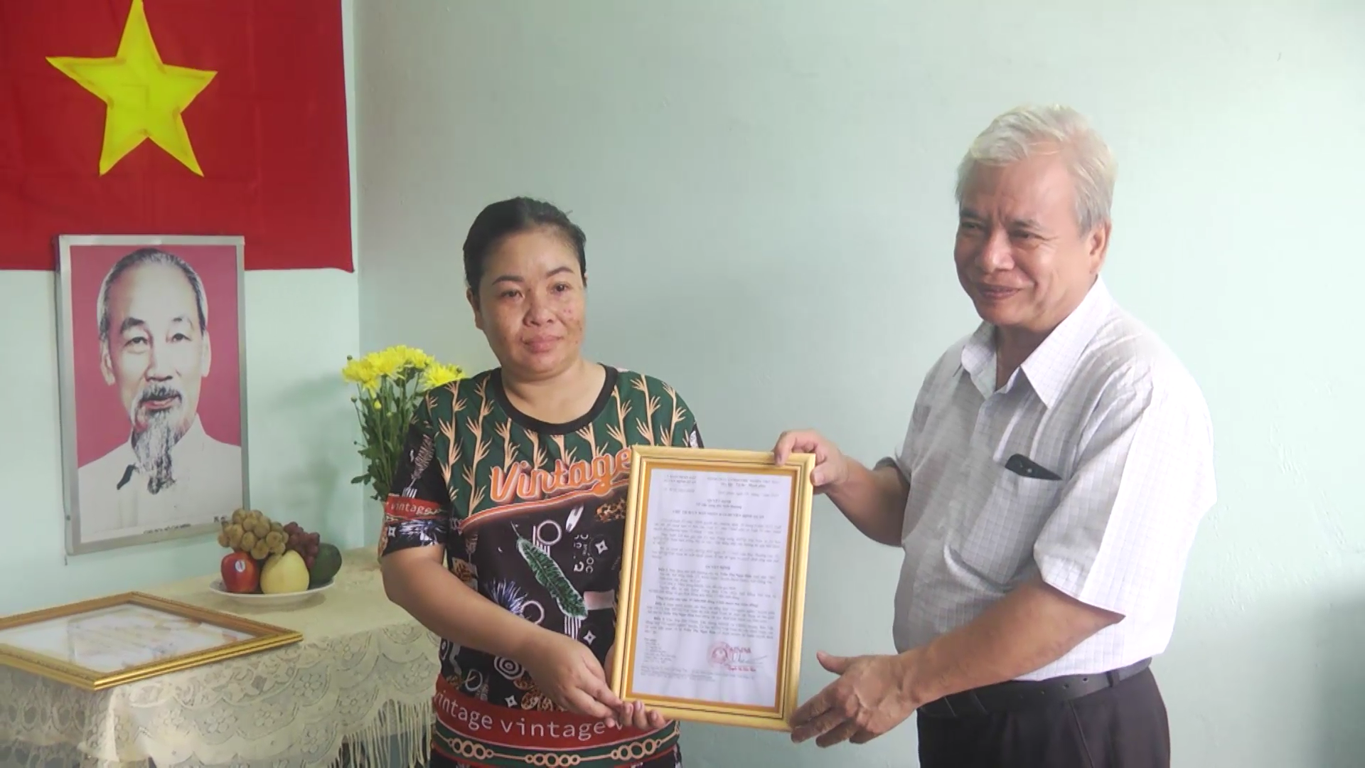 Ong Le Thanh Son, chu tich UBMTTQ Viet Nam huyen tang .png