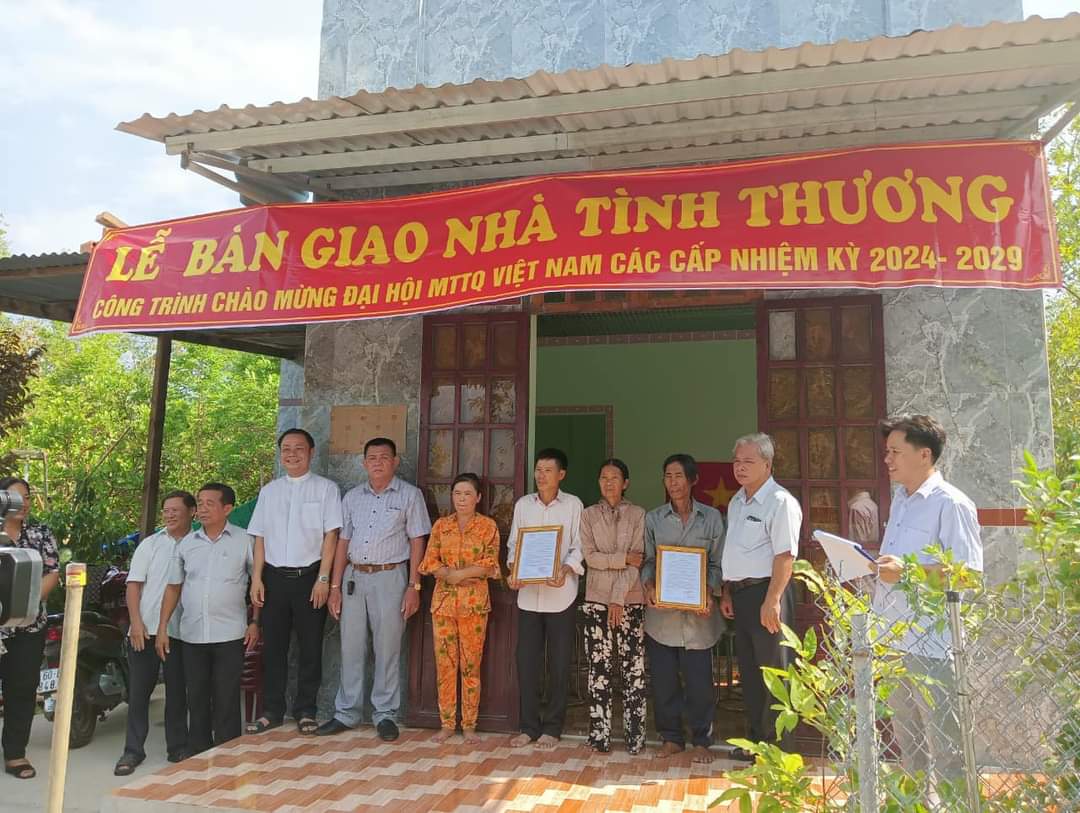 Trao tặng 2 căn nhà tình thương cho 2 hộ gặp khó khăn về nhà ở tại xã Ngọc Định.jpg
