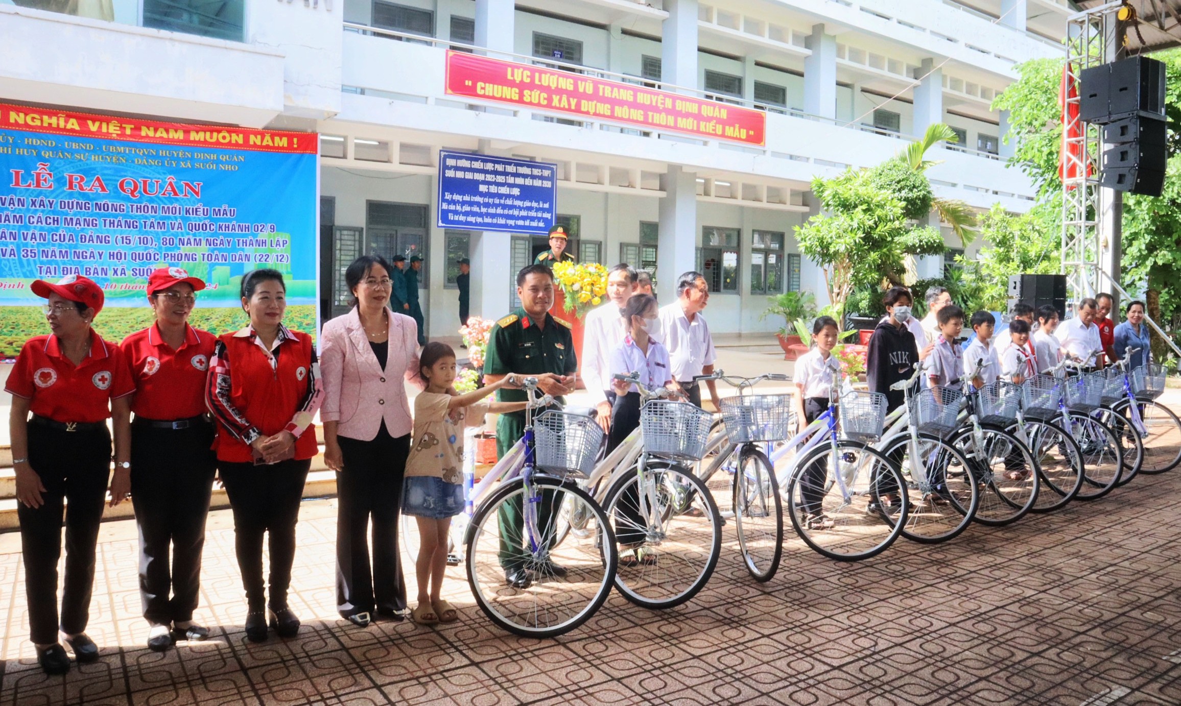 Trao tặng xe đạp cho các em học sinh.jpg