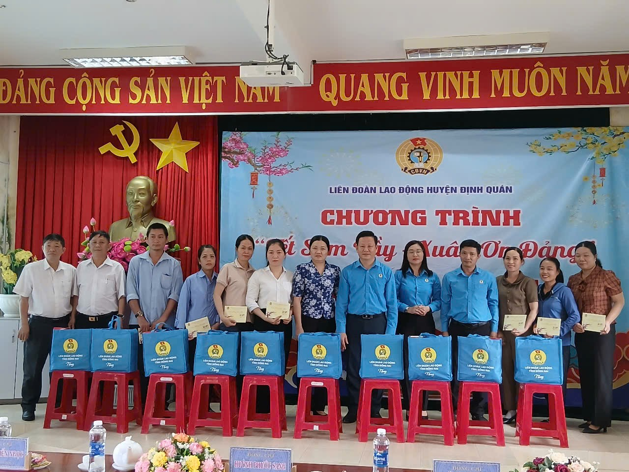 tặng quà.png