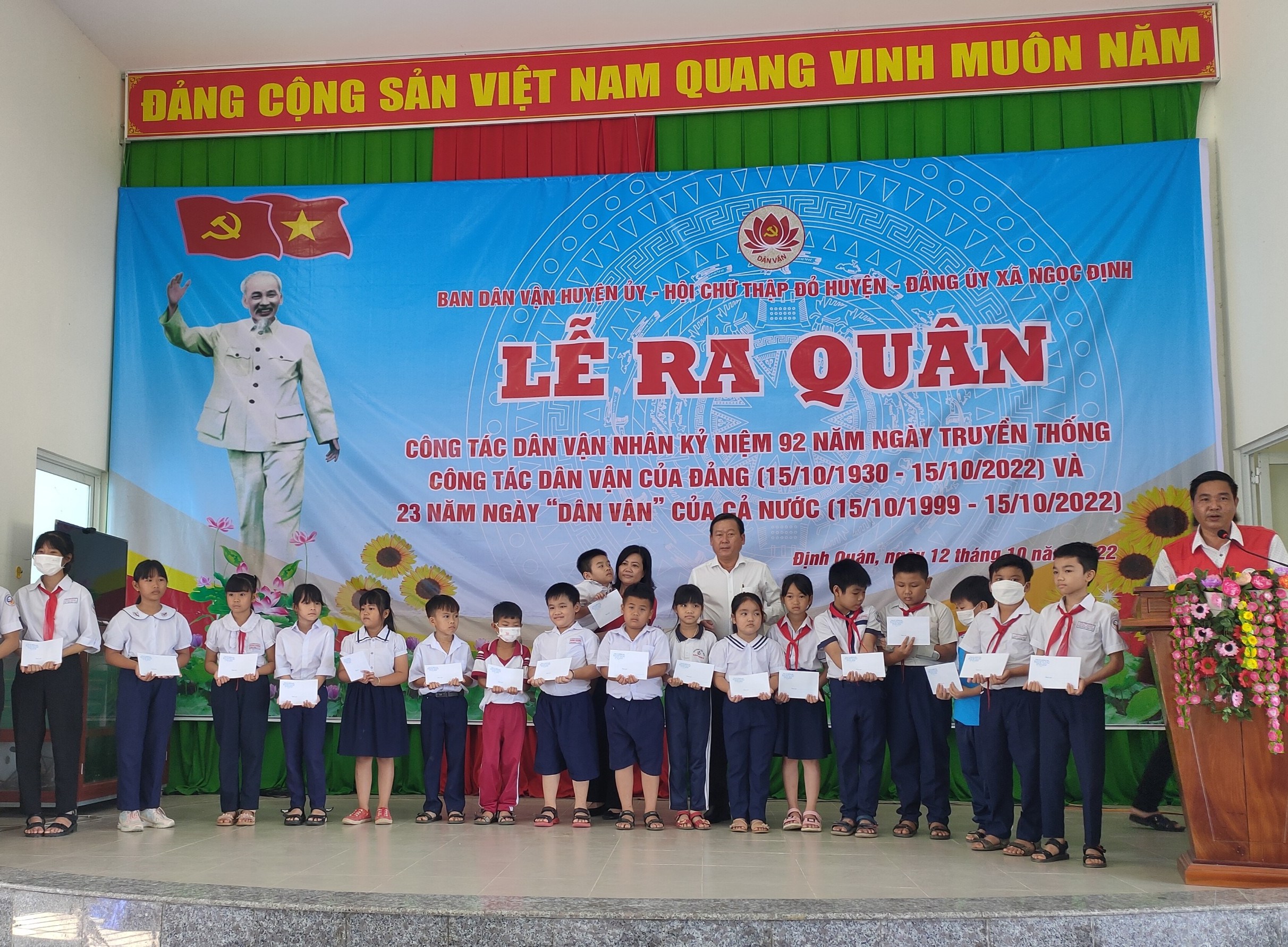 Đồng chí Đào Văn Phước (Áo trắng đứng giữa) trao học bổng cho các em học sinh.jpg