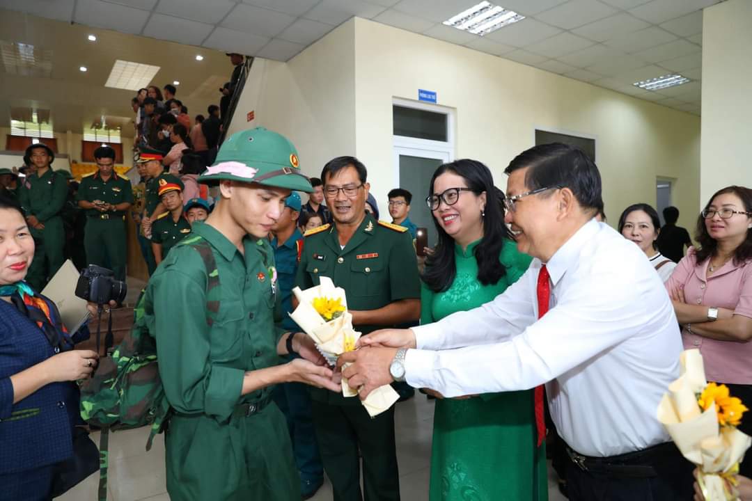 Bí thư Huyện ủy Định Quán Trần Bá Đạt tặng hoa cho tân binh lên đường nhập ngũ.jpg