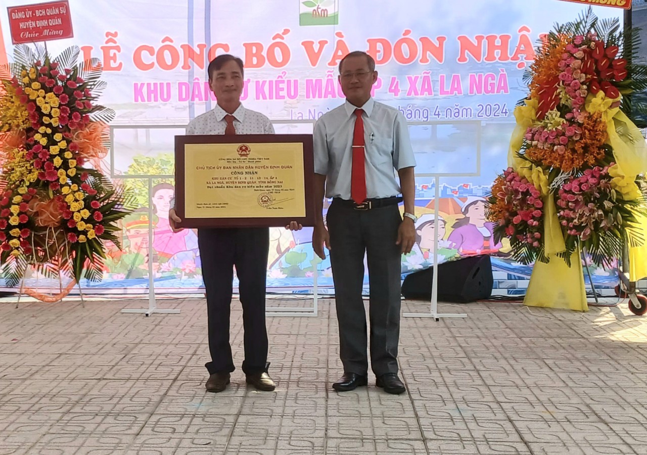 Chủ tịch UBND huyện Định Quán trao bảng công nhận Khu dân cư kiểu mẫu ấp 4.jpg
