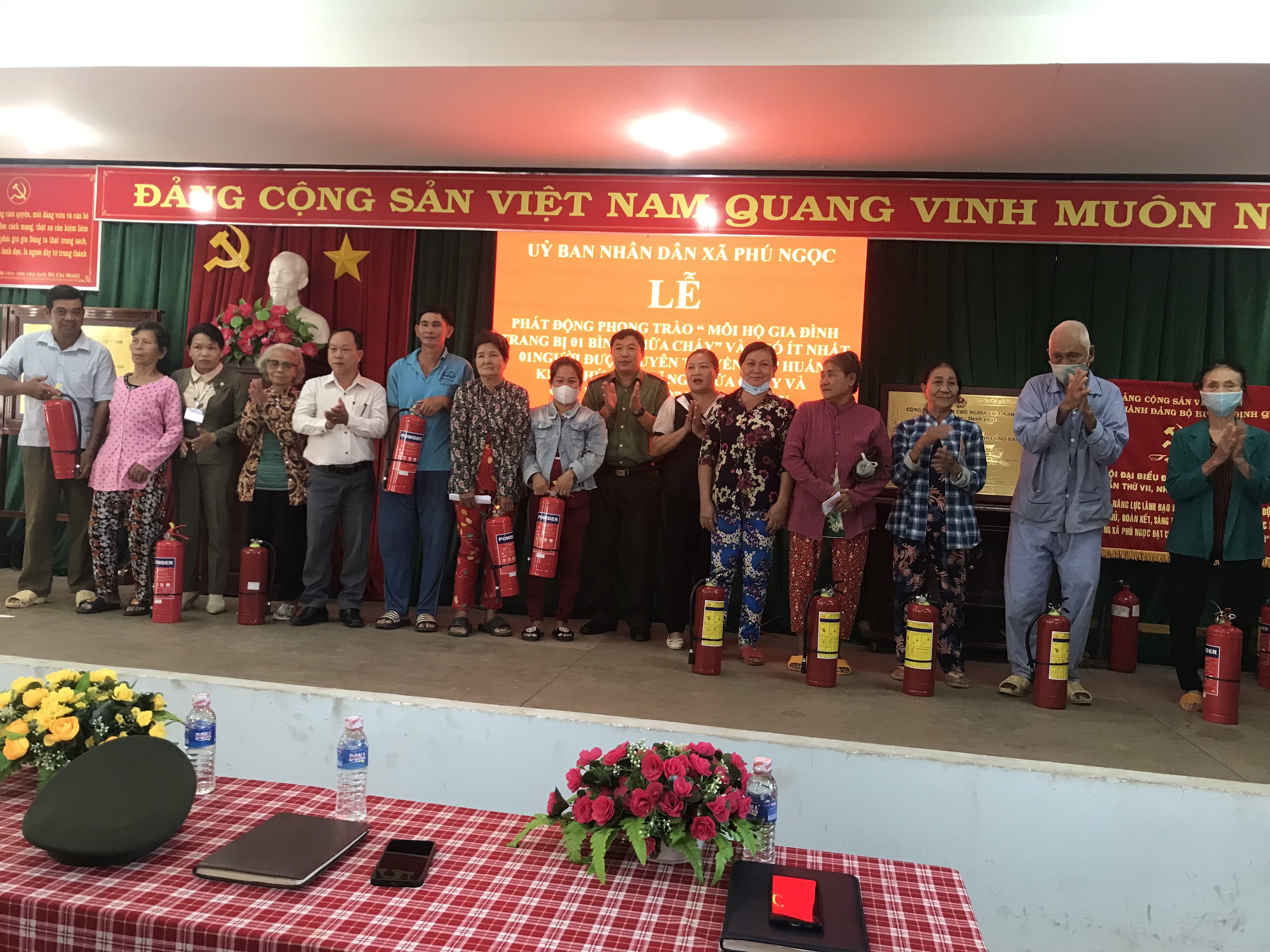 DQ Phó trưởng CA huyện tặng bình chữa cháy cho hộ dân.jpg