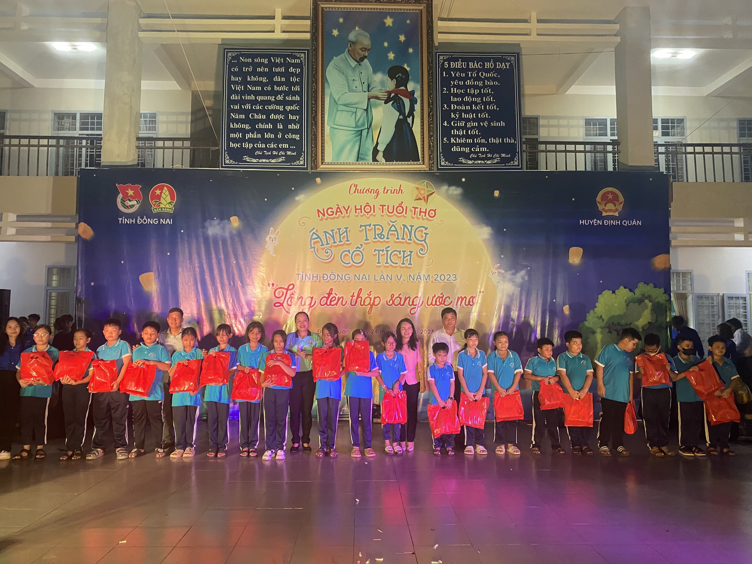 DQ Trao tặng quà trung thu cho các em.jpg