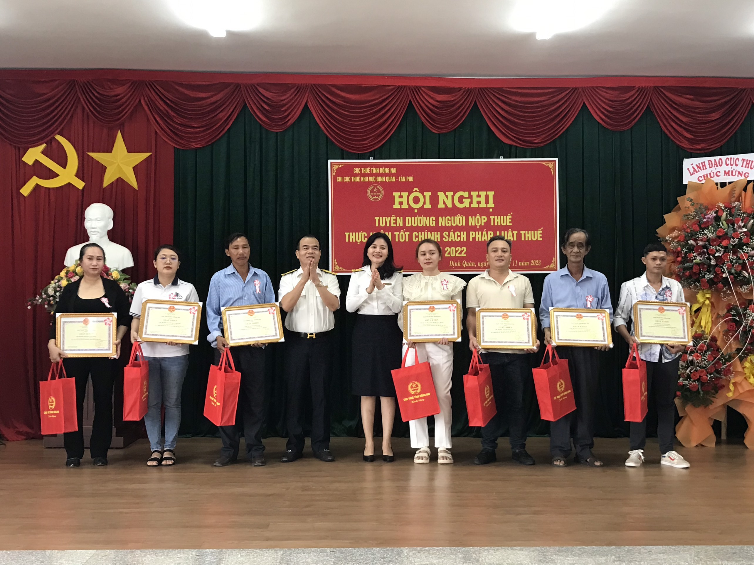 H1 Tang qua cho nguoi dong thue tot.jpg