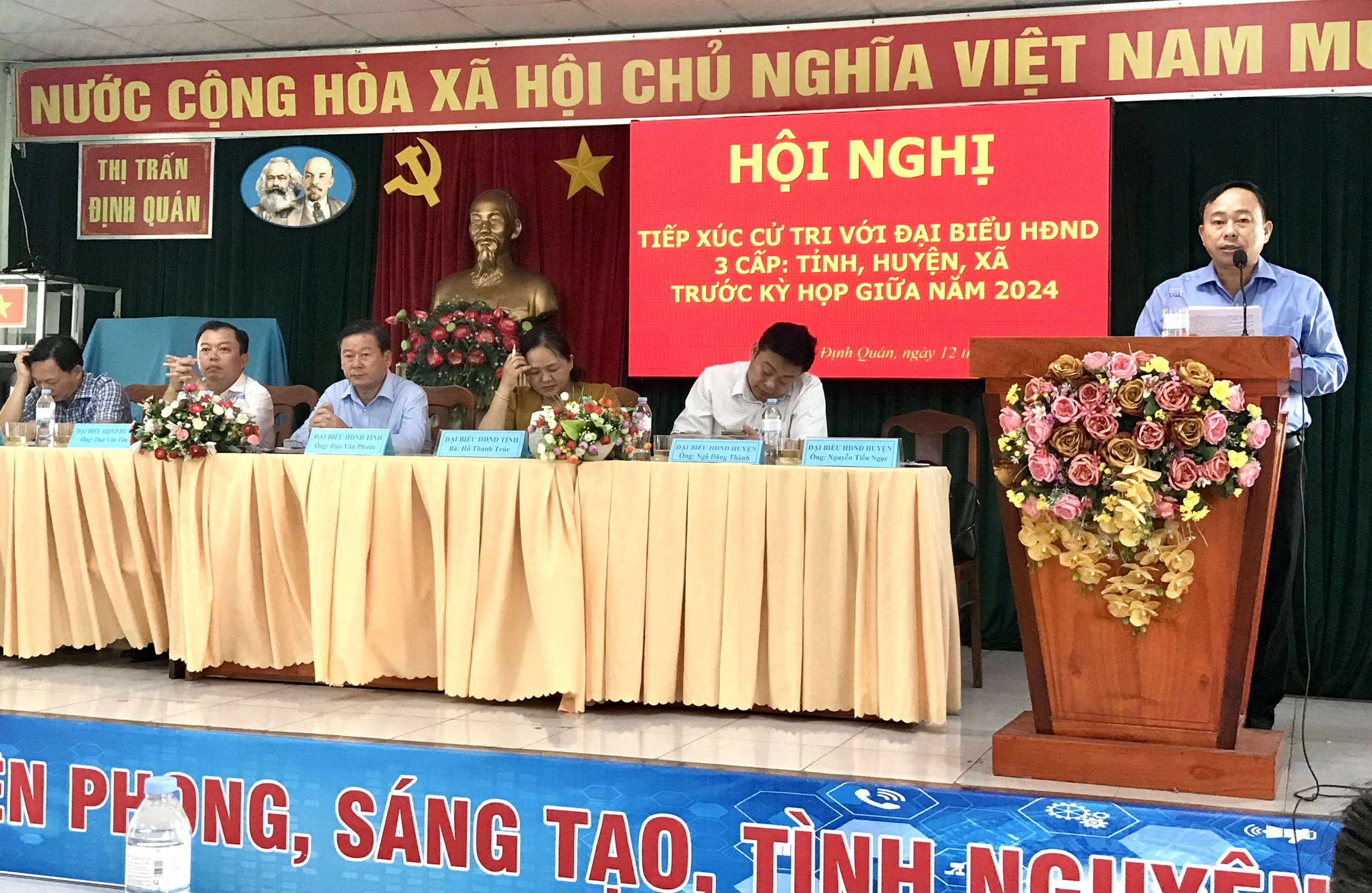 Hình 1 - Đồng chí Nguyễn Tiến Ngọc báo cáo tình hình KTXH, ANQP 6 tháng đầu năm của huyện tại Hội nghị.jpg