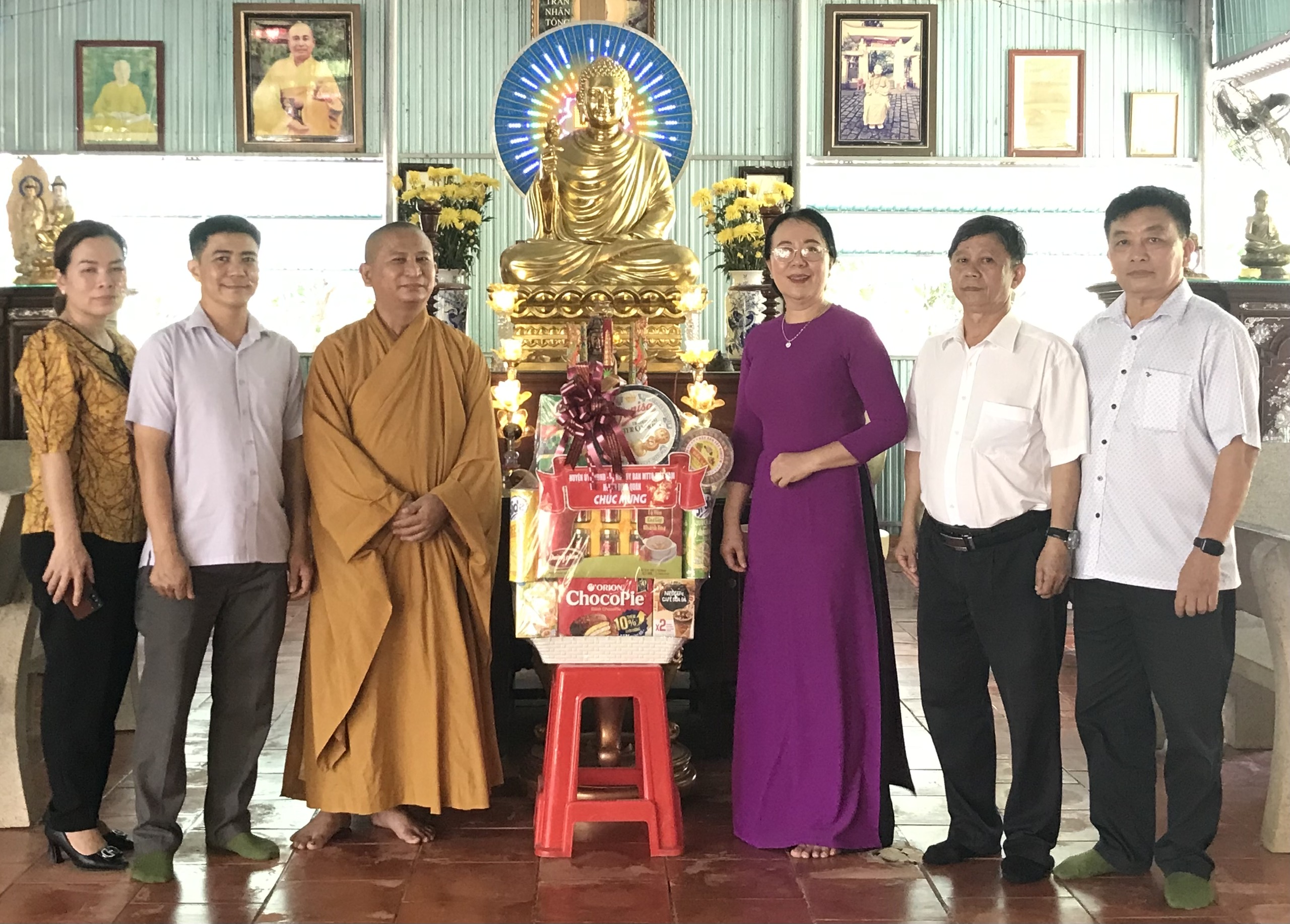 Hình 2 - PCT UBND huyện Nguyễn Thị Diễm Châu thăm Thiền viện Trúc Lâm Đông Giác.jpg