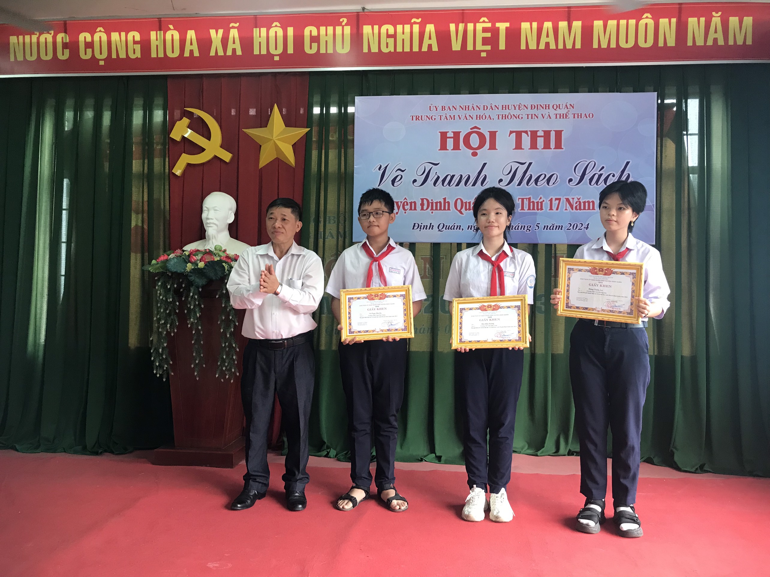 Hình 2 - Ông Lê Xuân Nghĩa, Phó trưởng Phòng GD&DT huyện Định Quán trao giải tại Hội thi.jpg