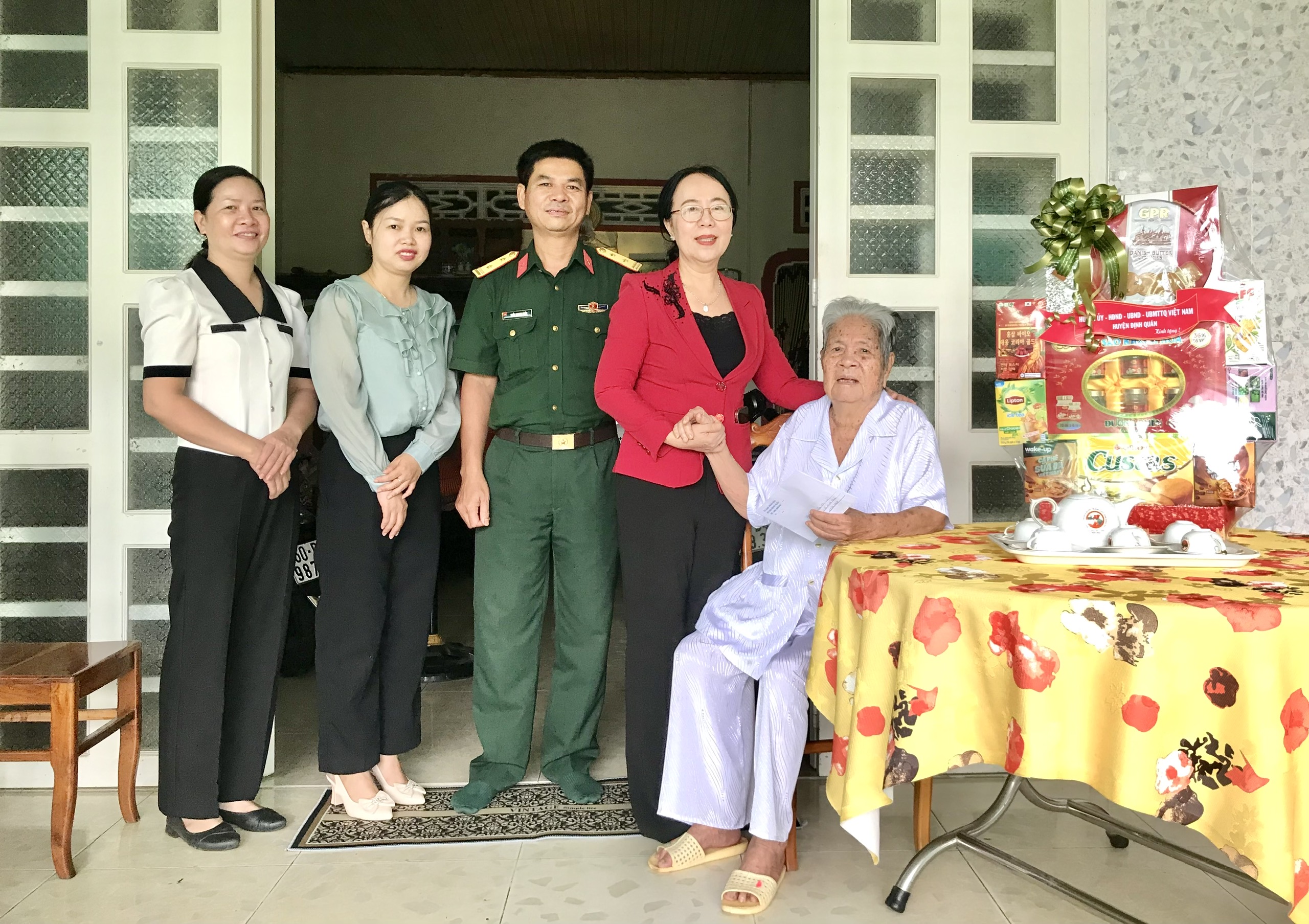 Hình 2 - Đc Nguyễn Thị Diễm Châu - PCT UBND huyện thăm, tặng quà thương binh Lâm Thị Lài.jpg