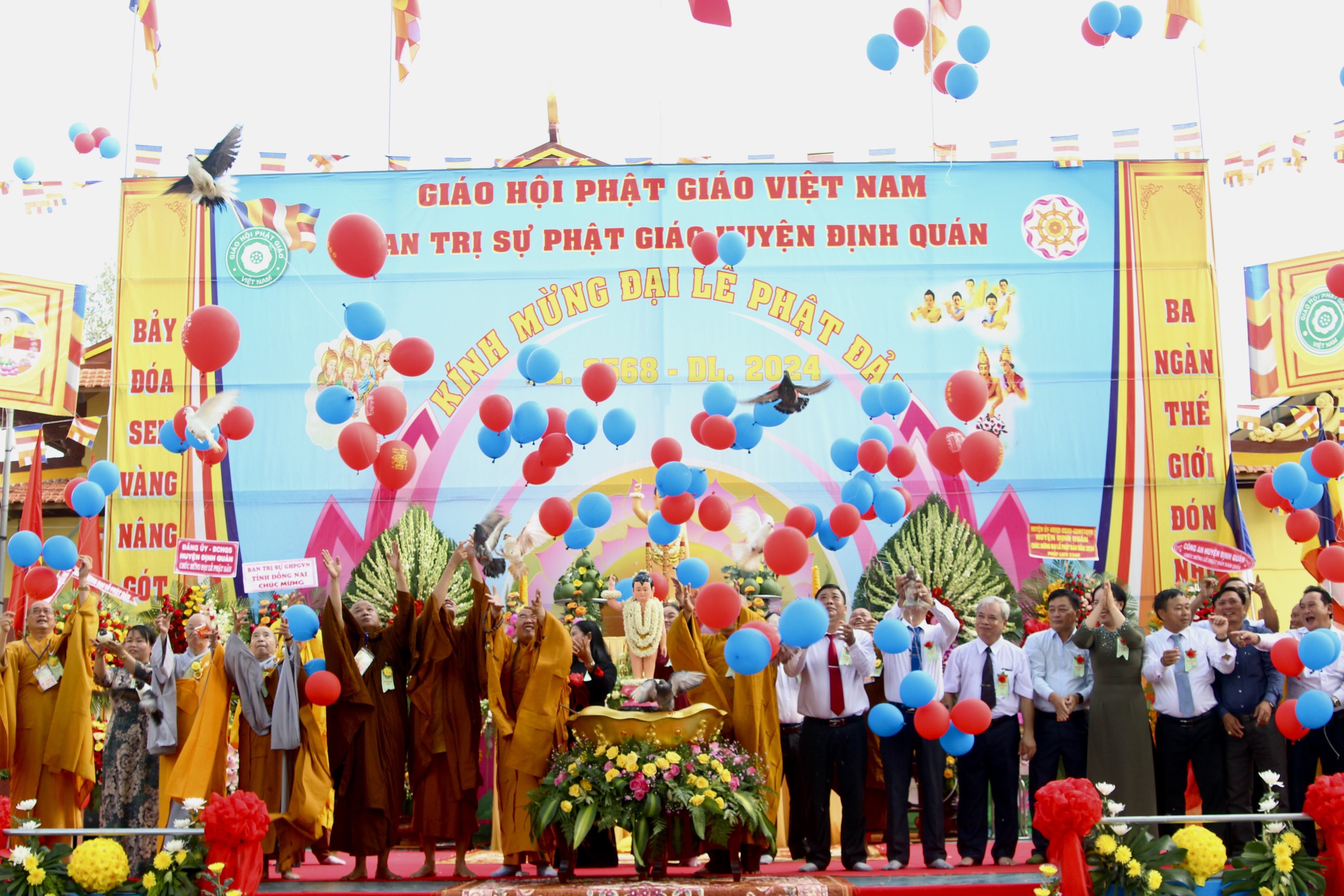 Hình 3 - Lãnh đạo huyện Định Quán,  Ban Trị sự Giáo hội Phật giáo Việt Nam tỉnh và huyện đã thả chim bồ câu và bong bóng cầu nguyện cho quốc thái dân an.jpg