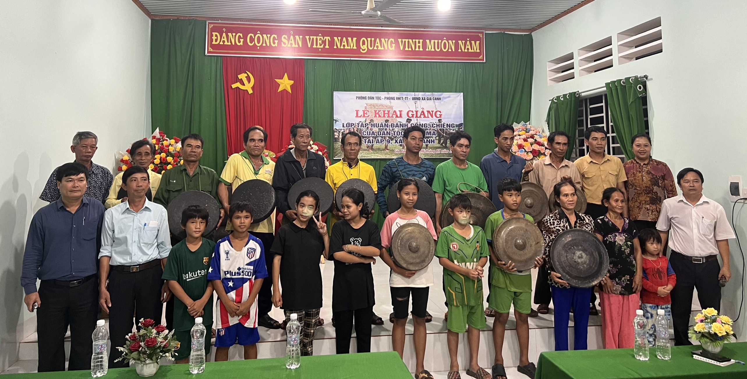 Khai giang lop Cong chien ap9 Gia Canh.jpg