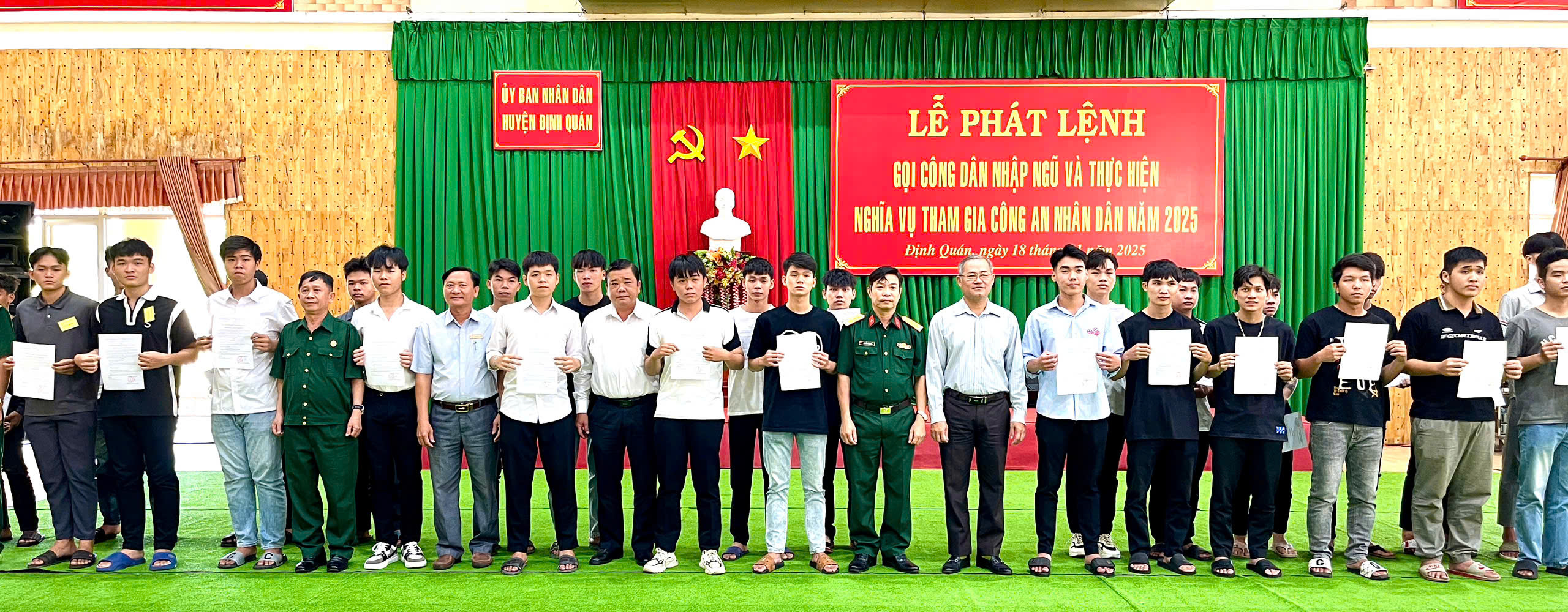 Lãnh đạo huyện và các ban ngành đoàn thể chịp hình lưu niệm với các thanh niên.jpg