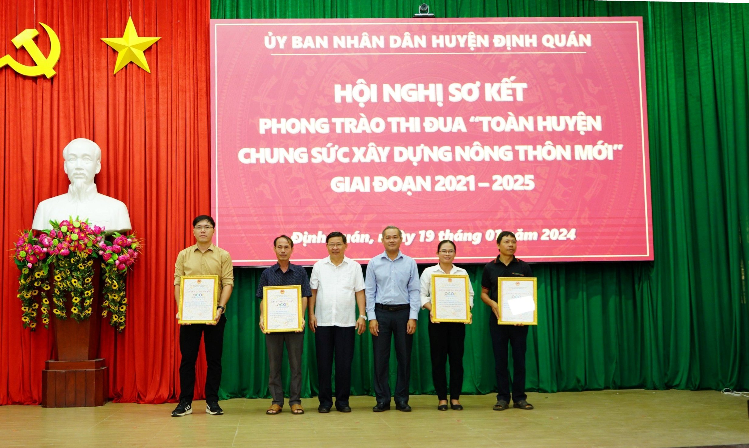 Lãnh đạo huyện Định Quán trao giấy chứng nhận sản phẩm đạt OCOP cho các chủ thể tại huyện.jpg