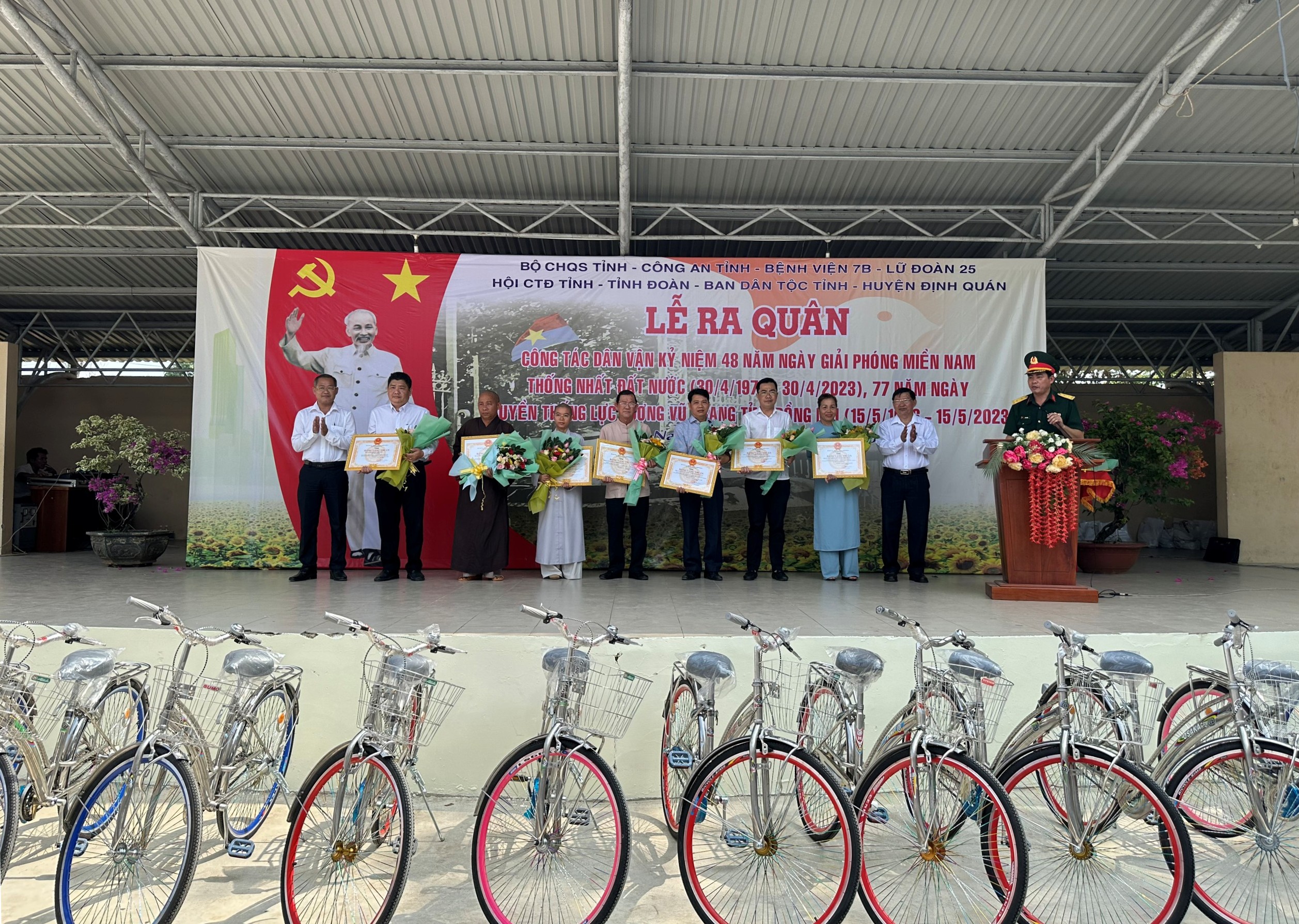 Lãnh đạo huyện Định Quán trao tặng hoa và Bảng vàng tri ân cho các cá nhân, đơn vị tài trợ.jpg