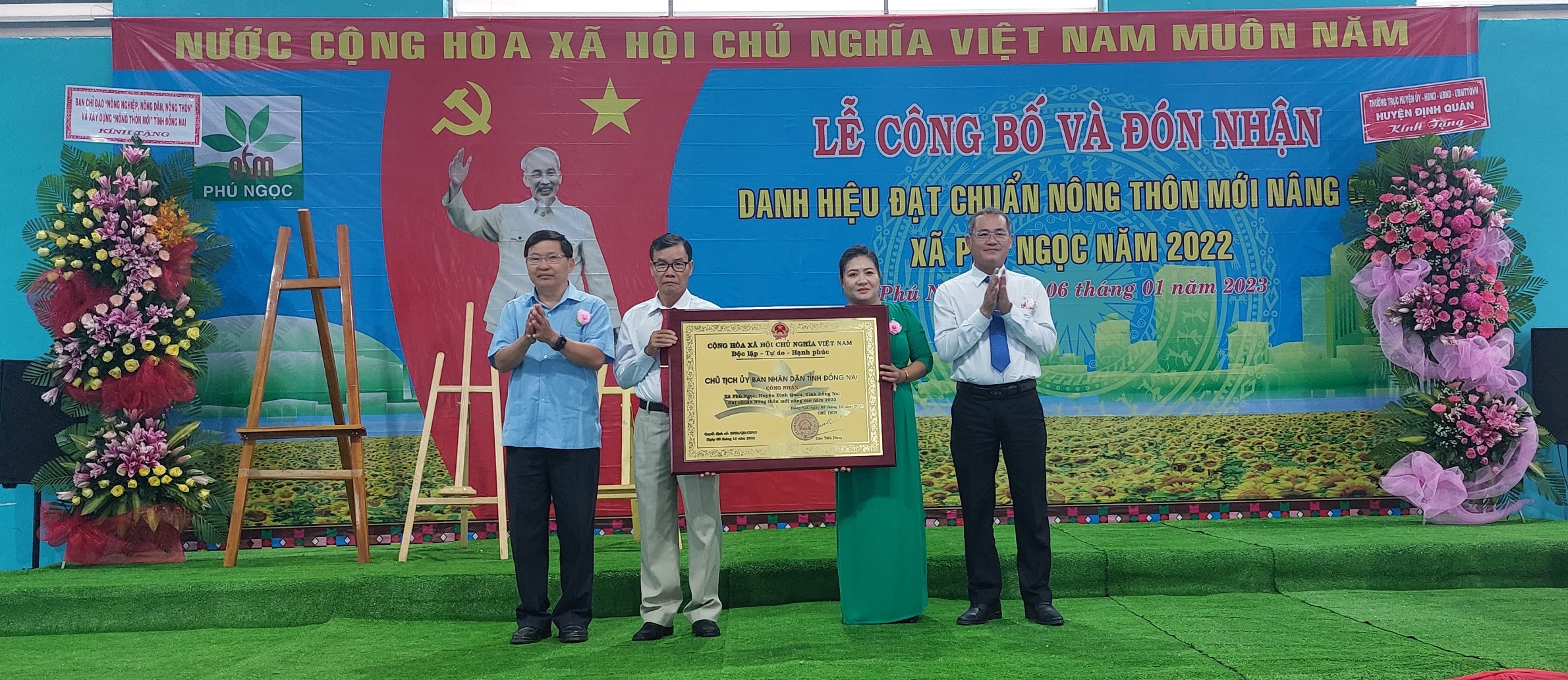 Lãnh đạo xã Phú Ngọc đón nhận bằng công nhận xã Đạt chuẩn nông thôn mới nâng cao.jpg