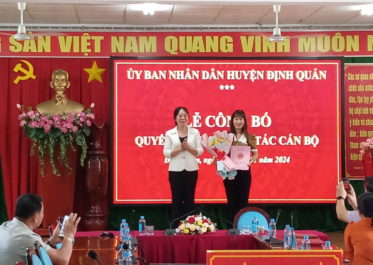 Phó chủ tịch UBND huyện Định Quán Nguyễn Thị Diễm Châu (áo trắng) Trao quyết định bổ nhệm cho bà Nguyễn Thị Thúy Hạnh.jpg