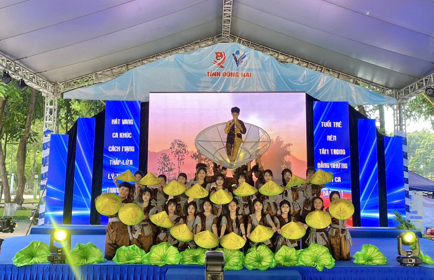 THI CA KHUC CACH MANG.jpg