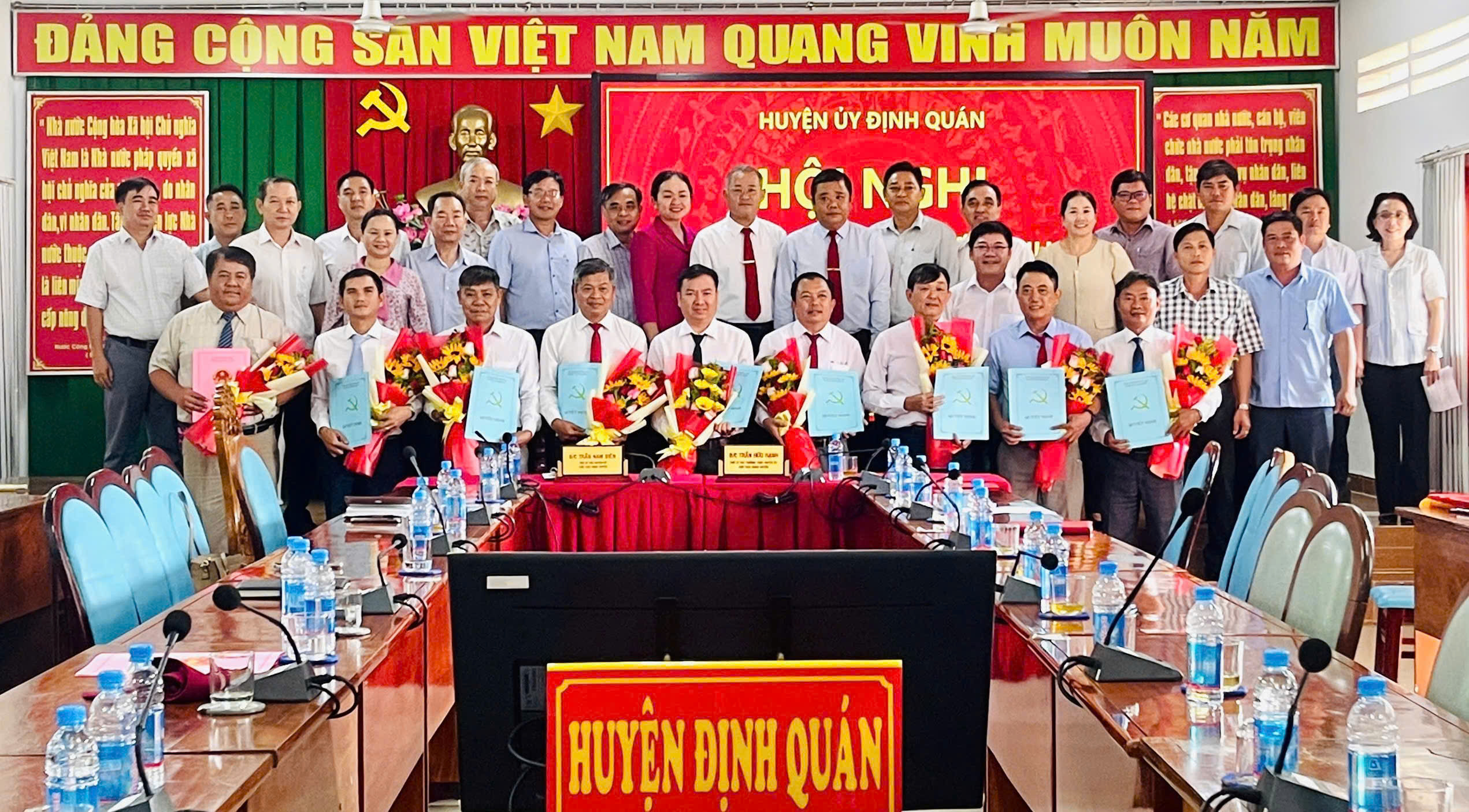 Trao quyet dinh ve cong tac can bo.jpg