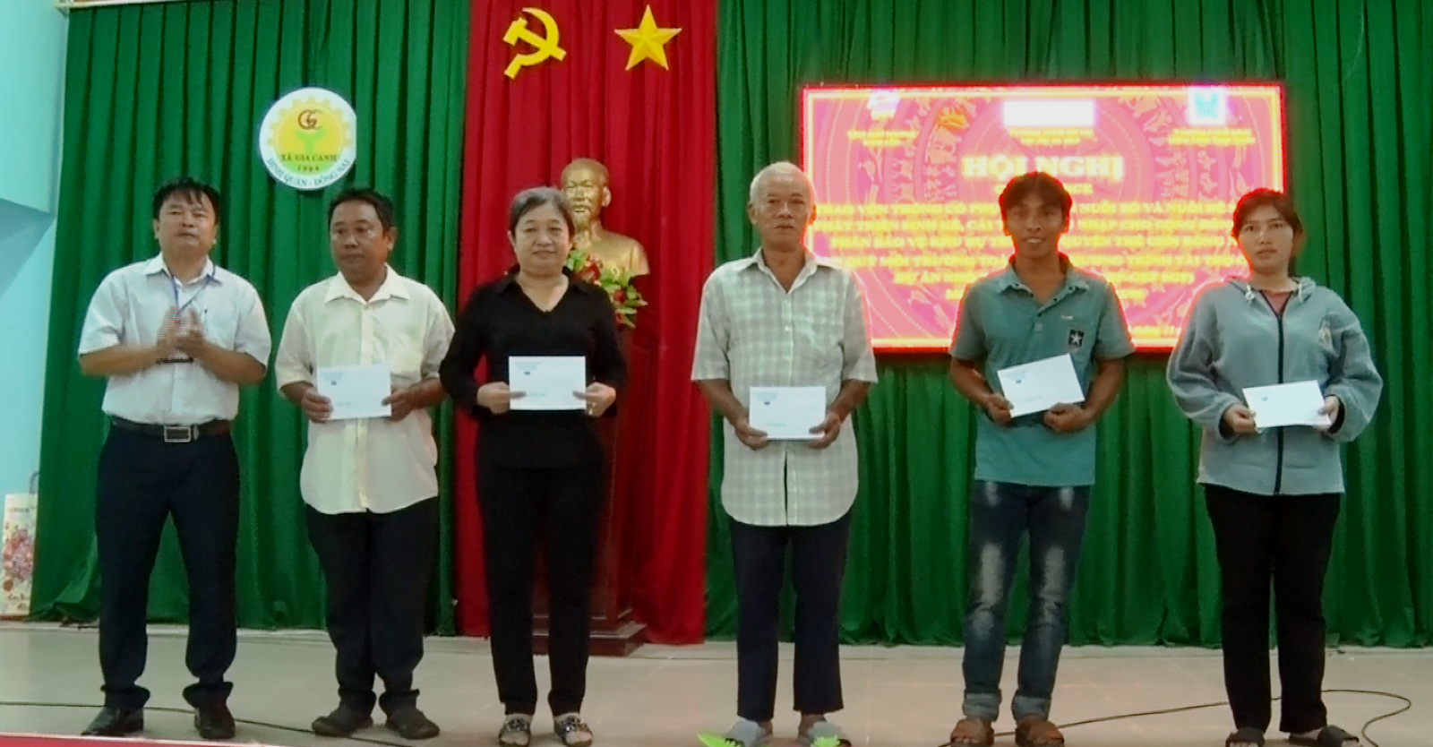 Trao vốn cho các hộ.png