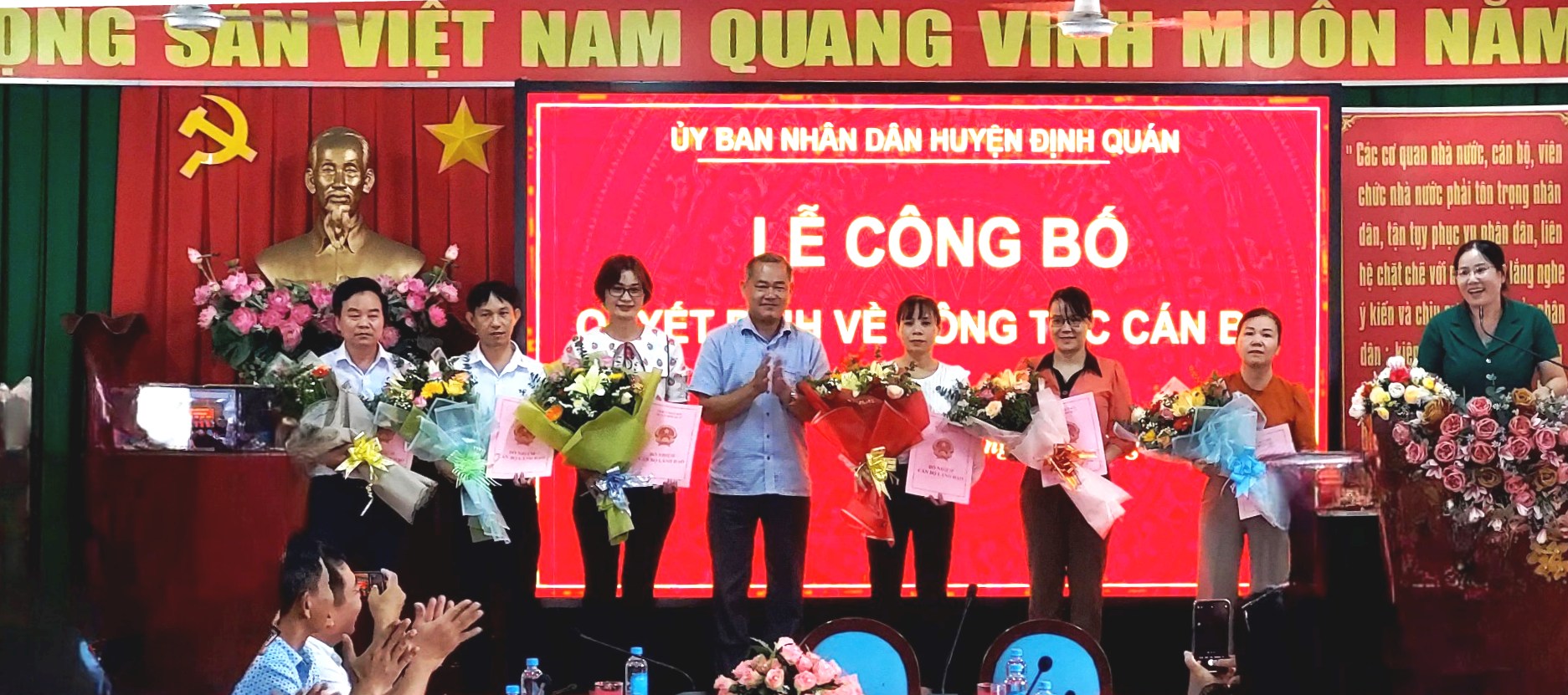 Ông Trần Nam Biên trao quyết định và chụp ảnh lưu niệm với các đồng chí được bổ nhiệm, điều động đợt này.jpg