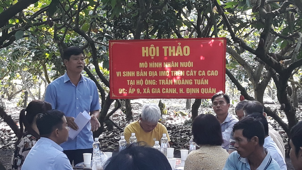 Ông Trần Trọng Long - Giám đốc Trung tâm dịch vụ nông nghiệp huyện đang trình bày tại hội thảo.jpg