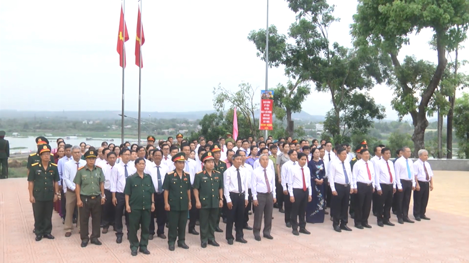 Đoàn lãnh đạo tỉnh và huyện dâng hương tại Tượng đài chiến thắng La Ngà.png