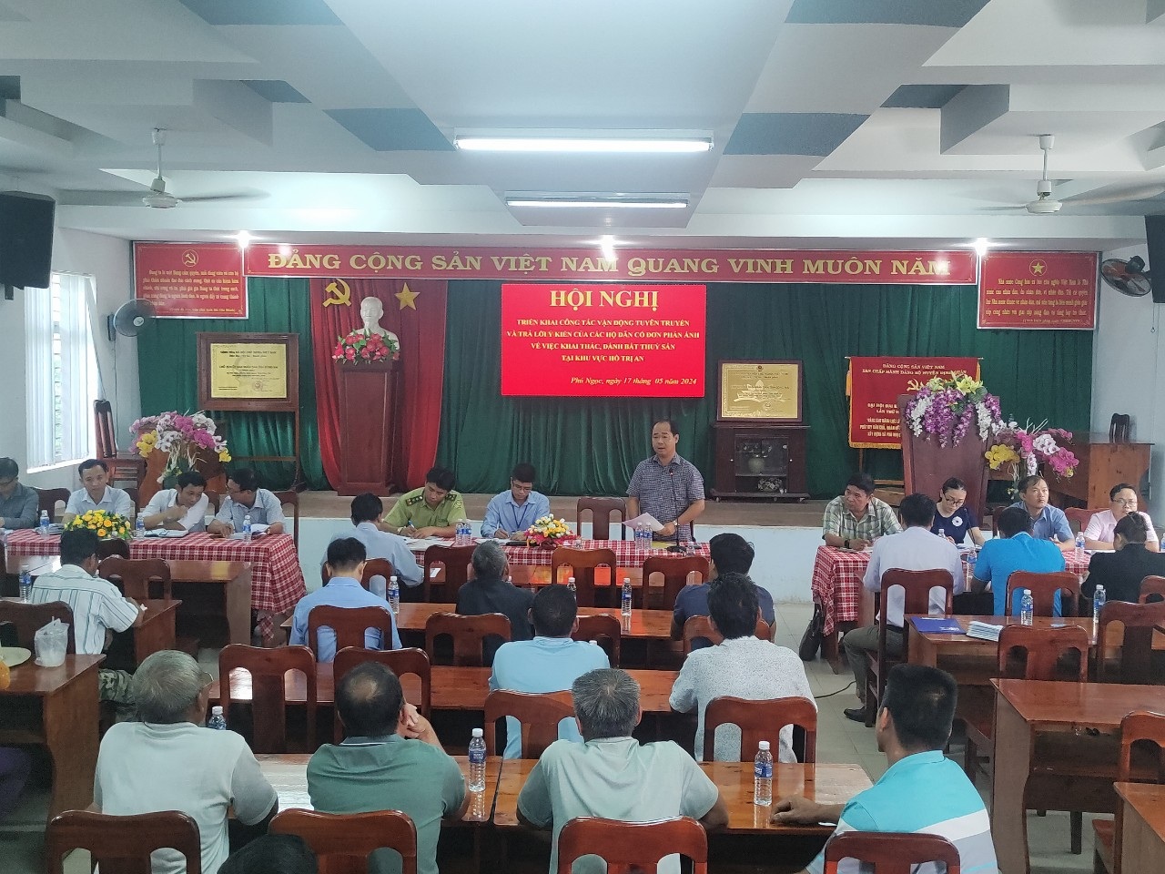 Đồng chí Ngô Tấn Tài - Phó Chủ tịch UBND huyện kết luận tại buổi làm việc với các hộ dân đánh bắt thủy sản.jpg