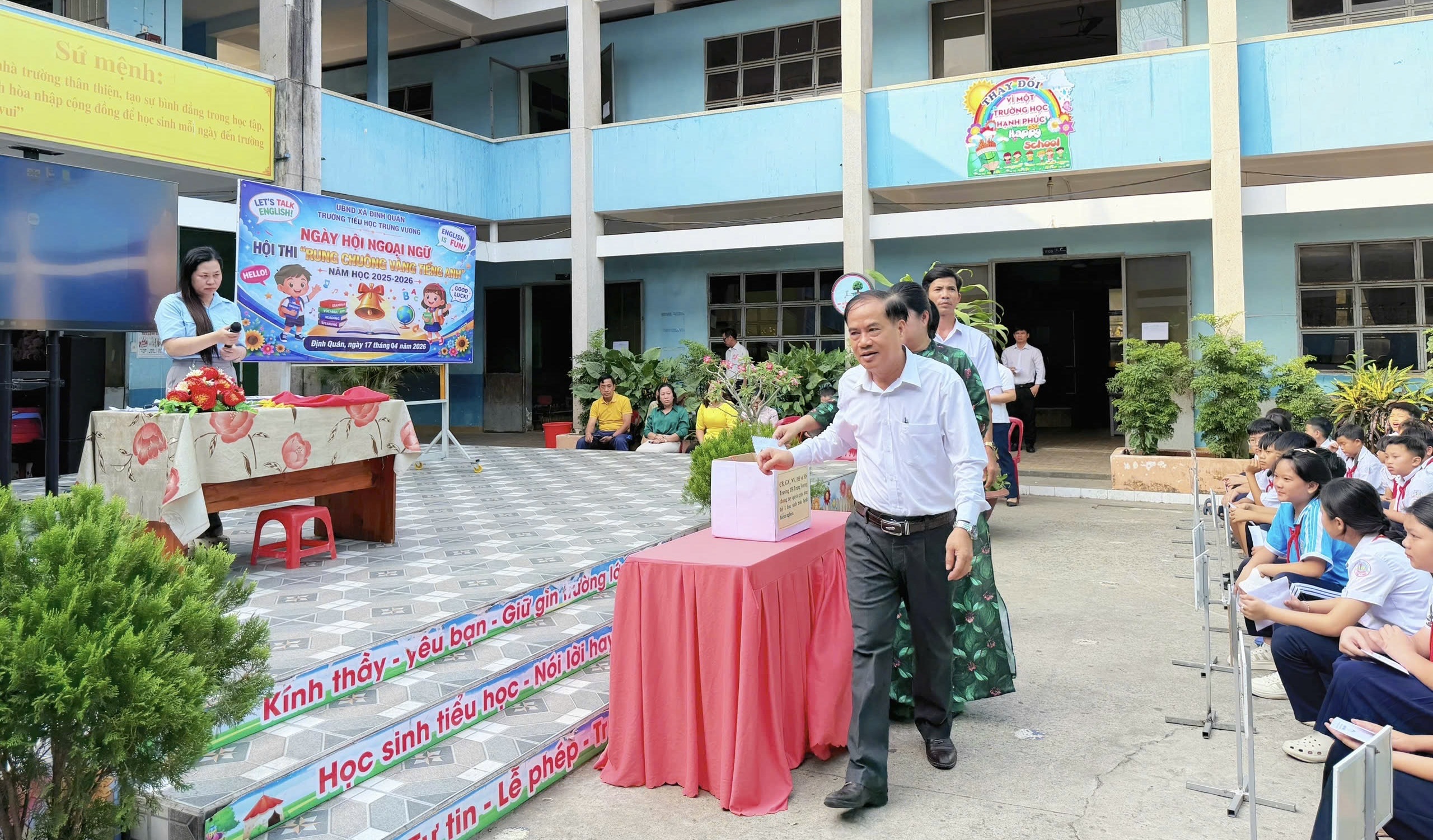 Trường vận động toàn thể cán bộ ,viên chức và học sinh quyên góp ủng hộ học sinh mắc bệnh hiểm nghèo