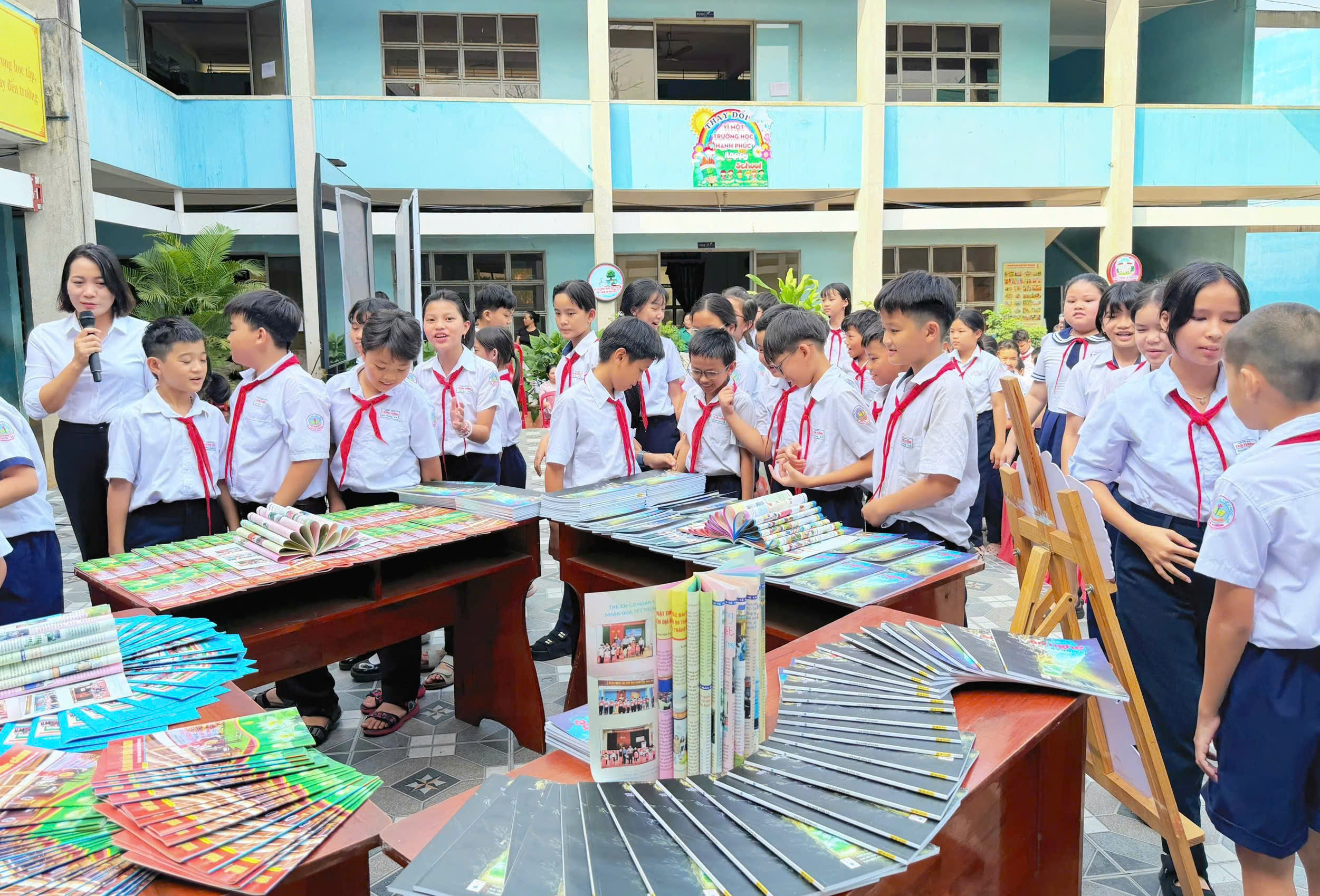 Các em học sinh trường Tiểu học Trưng Vương tham gia Ngày hội đọc sách