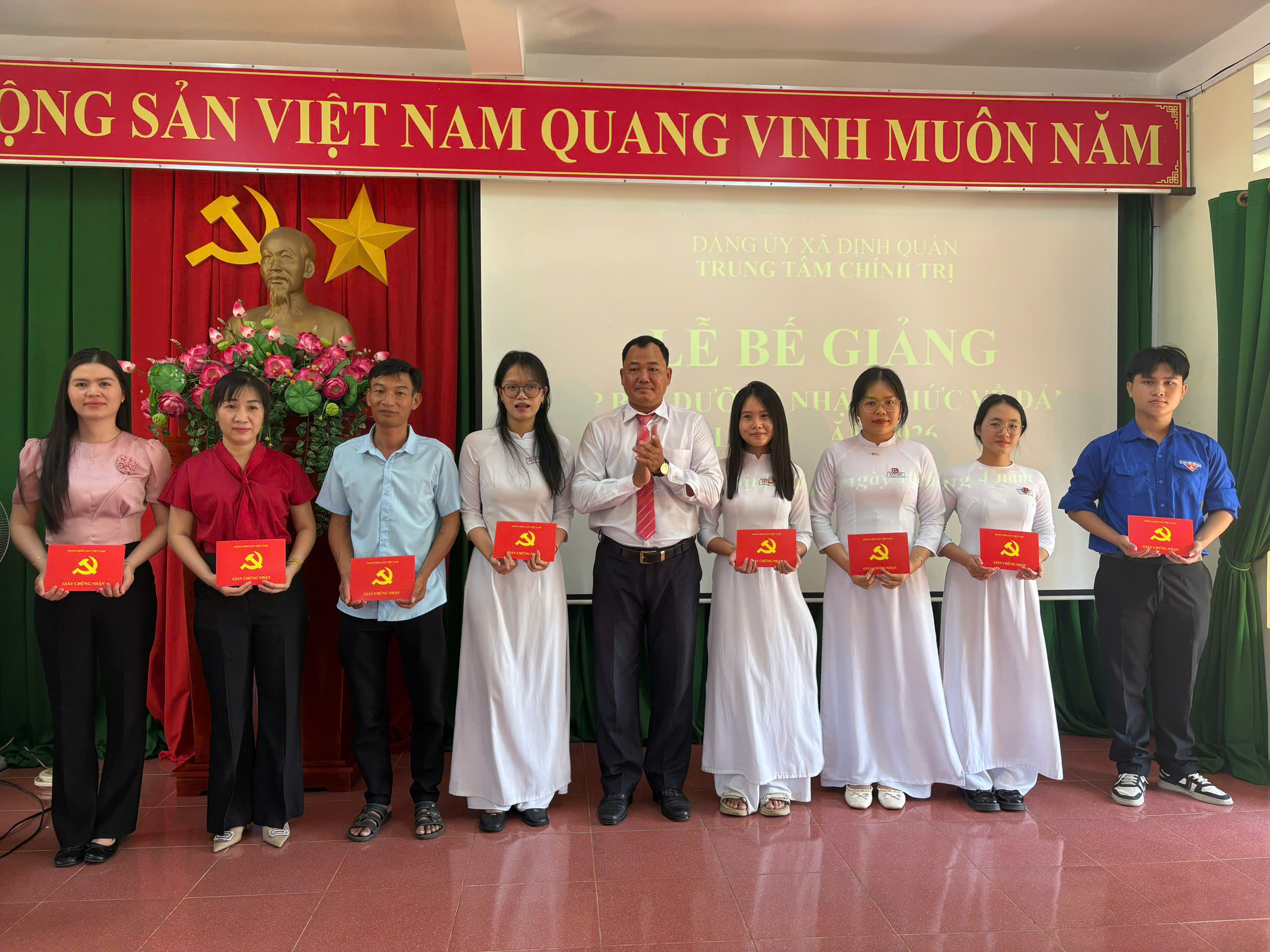 Các học viên nhận giấy chứng nhận hoàn thành chương trình Bồi dưỡng nhận thức về Đảng