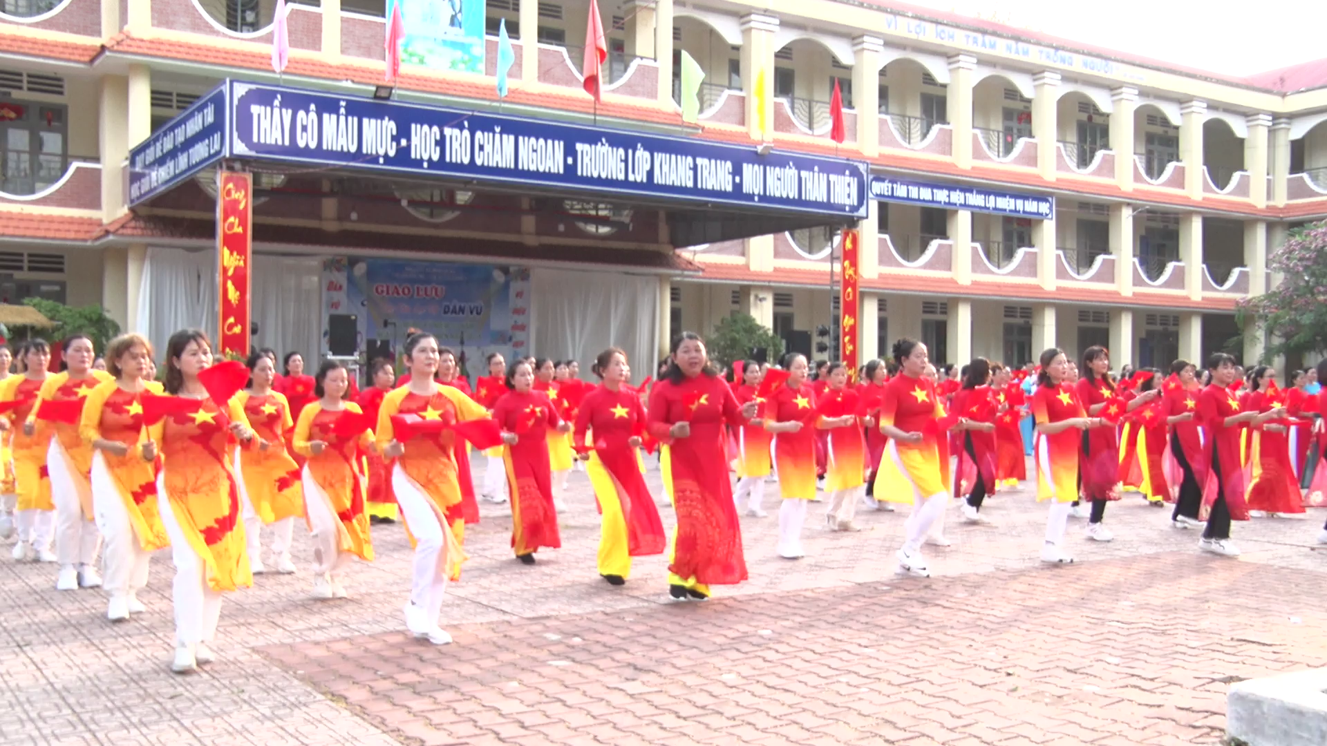 GIAO LƯU DÂN VỤ MỪNG 51 NĂM NGÀY GIẢI PHÓNG MIỀN NAM, THỐNG NHẤT ĐẤT NƯỚC