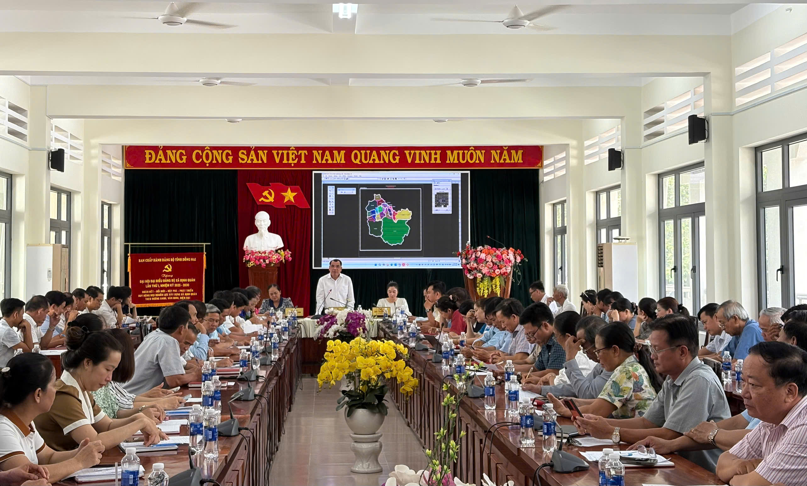 Thành ủy viên, Bí thư Đảng ủy, Chủ tịch HĐND xã Nguyễn Cao Cường phát biểu tại hội nghị
