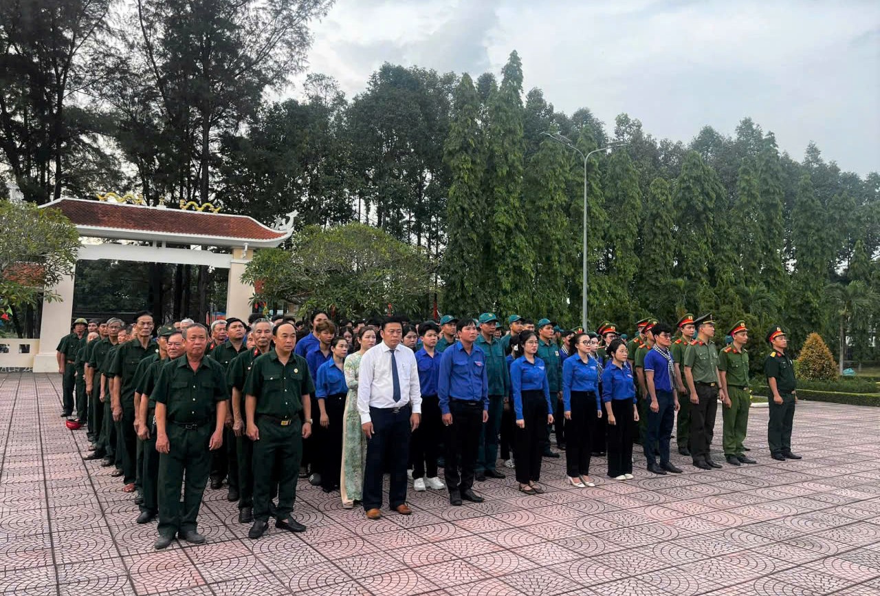 Các đại biểu cùng hội viên Hội Cựu chiến binh và đoàn viên thanh niên tham dự lễ Thắp nến tri ân