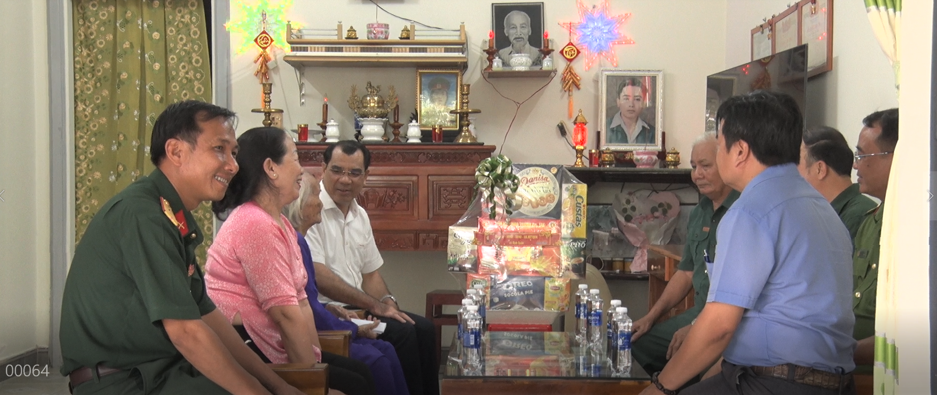 Đoàn đến thăm hỏi, trao tặng quà Mẹ Việt Nam anh hùng Trương Thị Cúc