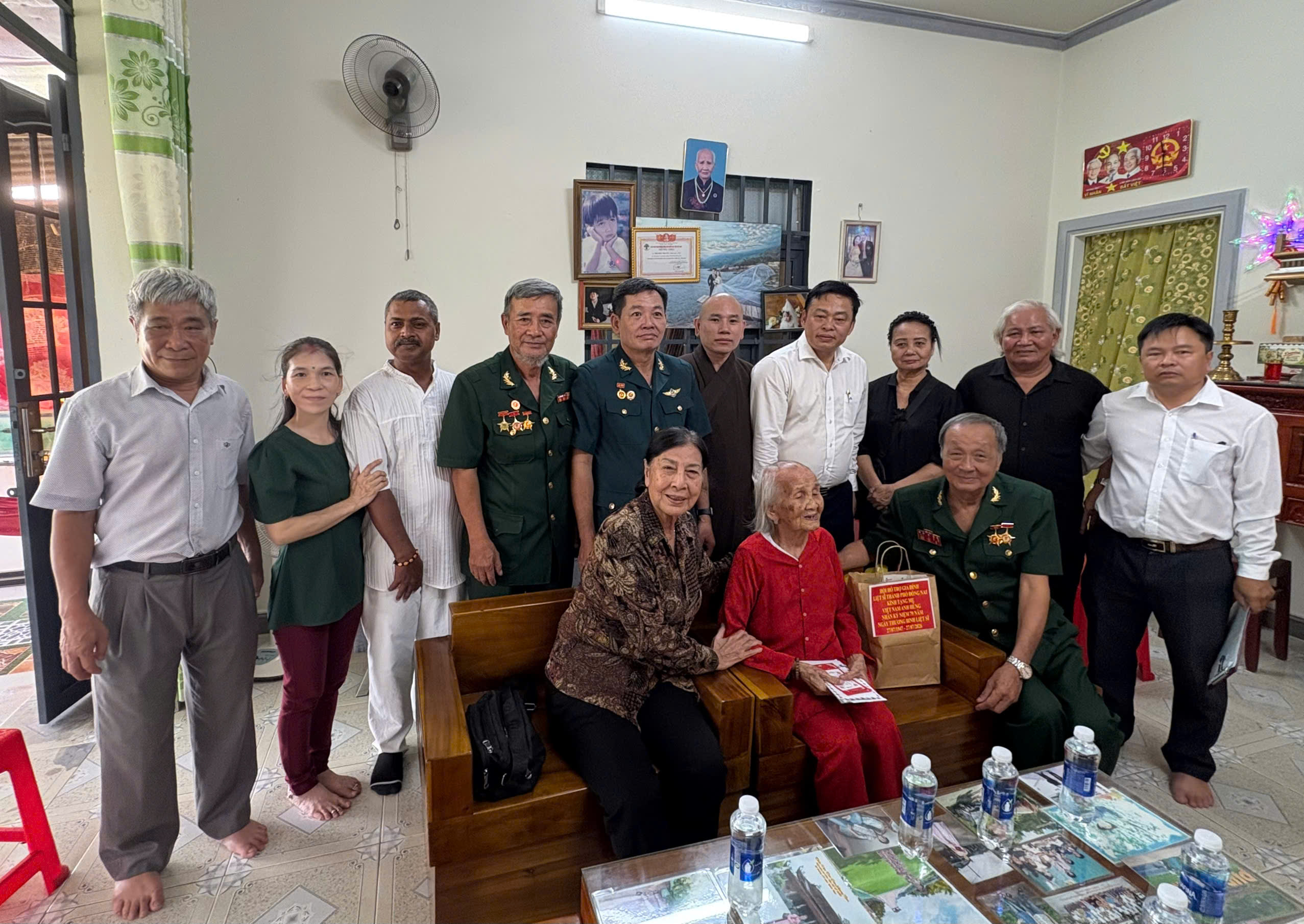 Đoàn đến thăm, tặng quà Mẹ VNAH Trương Thị Cúc