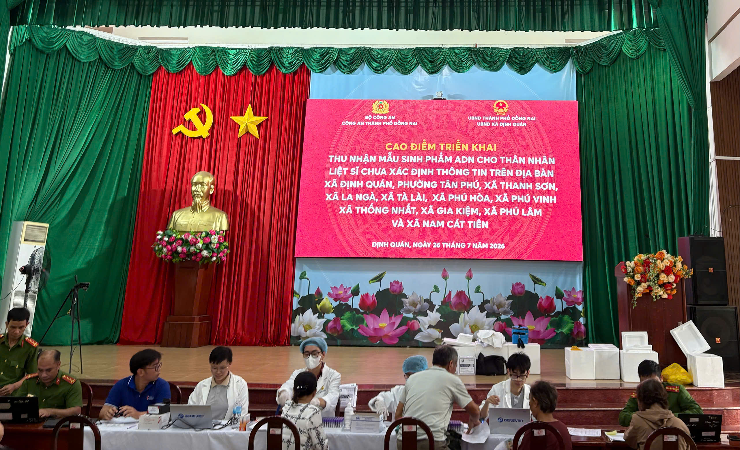 Lực lượng chuyên môn lấy mẫu sinh phẩm ADN của thân nhân liệt sĩ chưa xác định danh tính