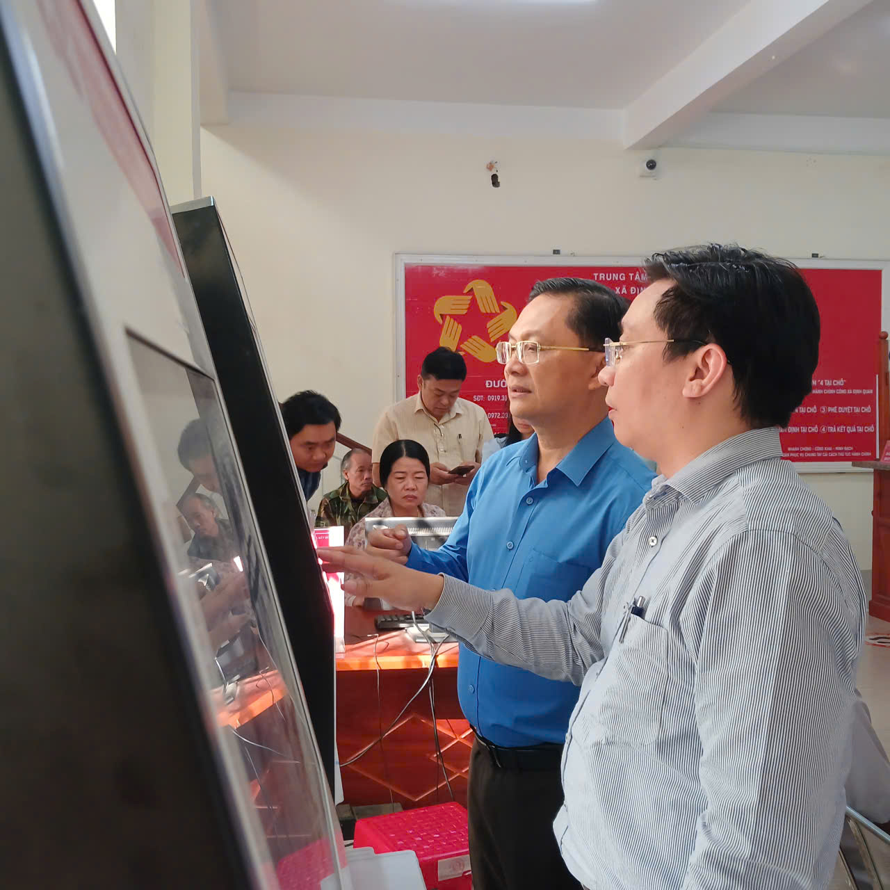 Ủy viên Ban Thường vụ Thành ủy, Phó Chủ tịch Thường trực Ủy ban MTTQ Việt Nam thành phố Đồng Nai Hà Anh Dũng khảo sát tình hình ứng dụng chuyển đổi số tại Trung tâm Phục vụ hành chính công xã Định Quán.
