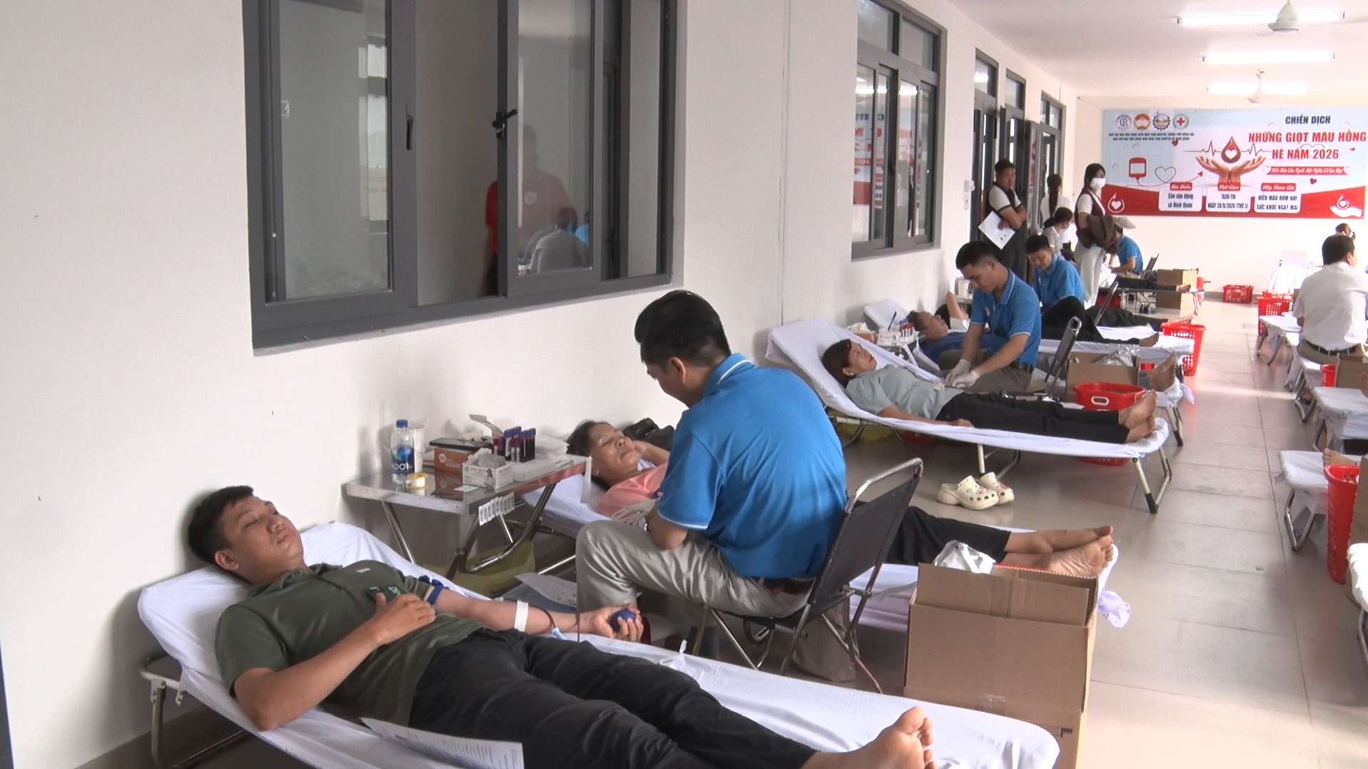 Các tình nguyện viên tham gia hiến máu