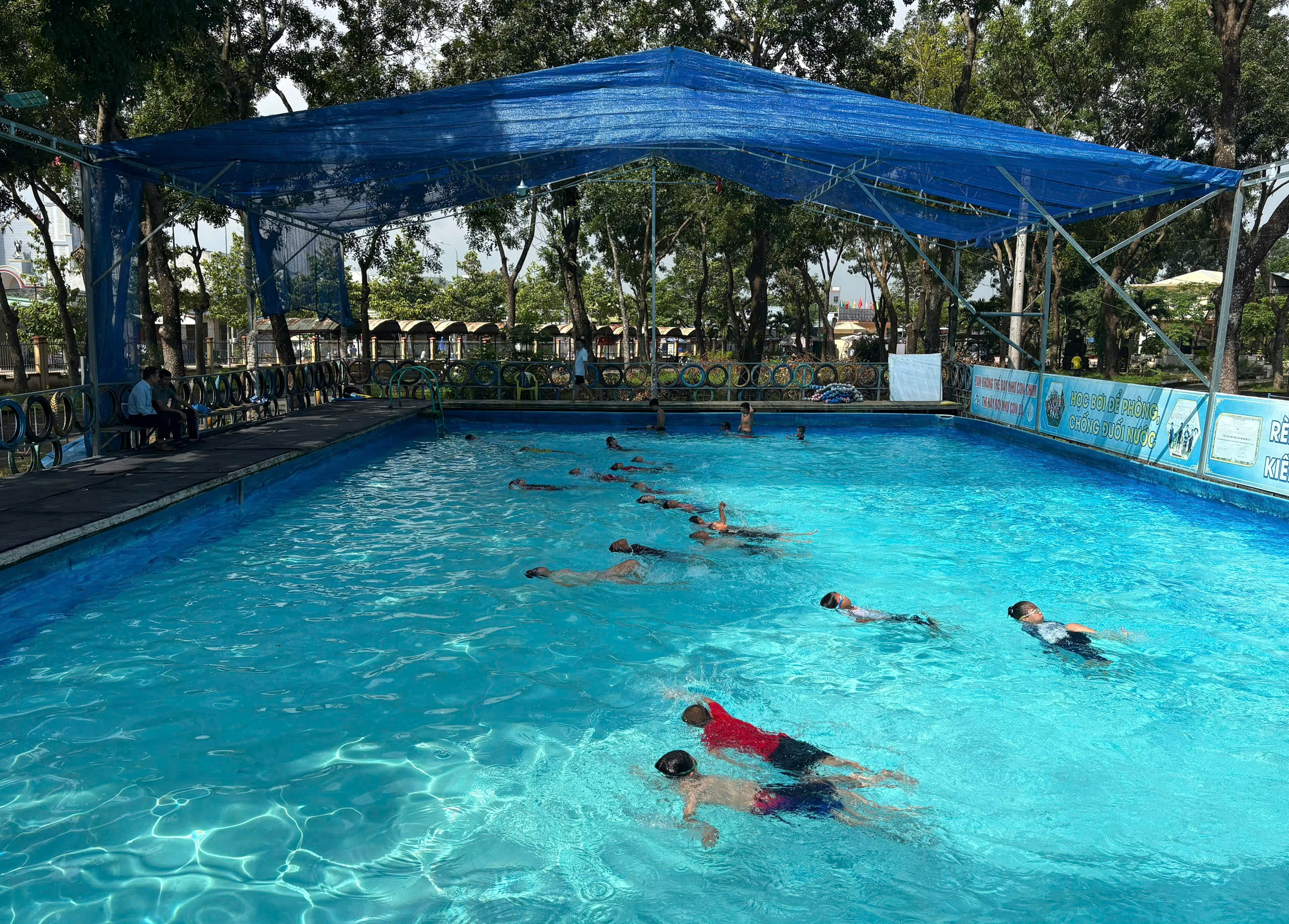 Các em thực hiện các kỹ năng bơi
