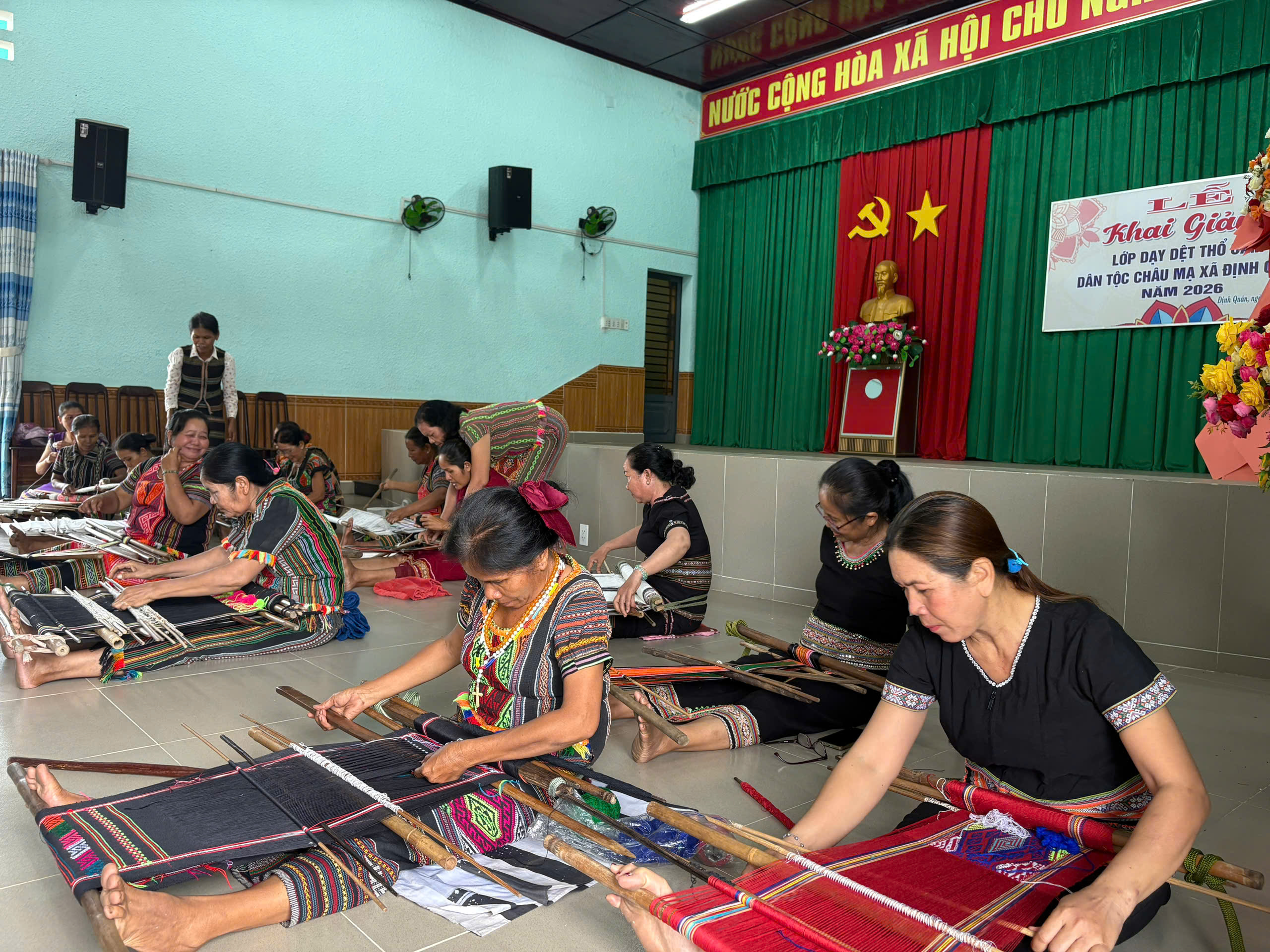 Các học viên đang thực hành dệt thổ cẩm