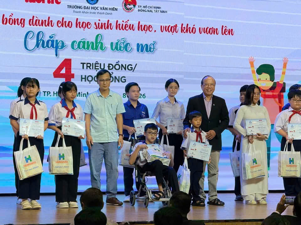 Em Đặng Nguyên Khang, học sinh trường THCS La Ngà nhận học bổng "Chắp cánh ước mơ" năm 2026