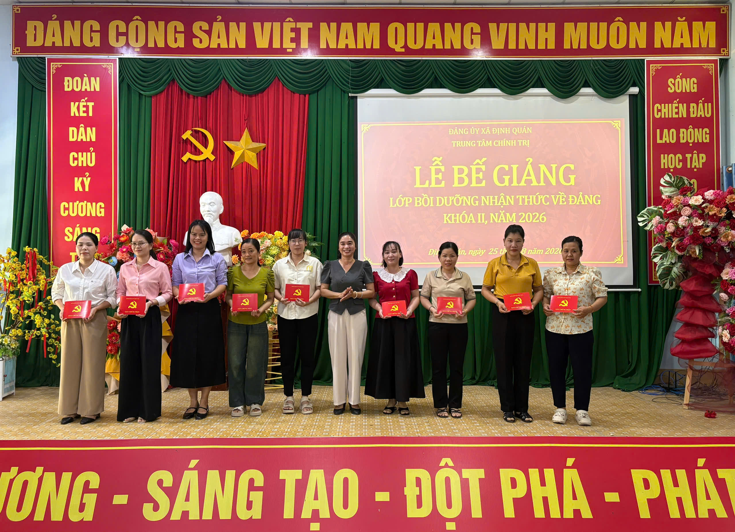 Các học viên nhận giấy chứng nhận hoàn thành chương trình bồi dưỡng nhận thức về Đảng
