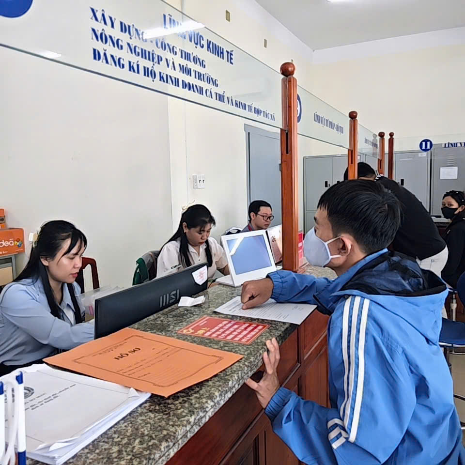 Người dân đến giải quyết TTHC